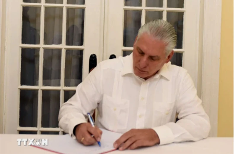 Bí thư thứ Nhất Ban Chấp hành Trung ương Đảng, Chủ tịch Cuba Miguel Díaz-Canel Bermúdez ghi sổ tang. (Ảnh: Việt Hùng/TTXVN)

