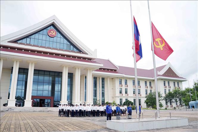 Lễ treo cờ rủ tại Văn phòng Trung ương Đảng NDCM Lào. Ảnh: Đỗ Bá Thành-PV TTXVN tại LàoTheo vnanet.vn