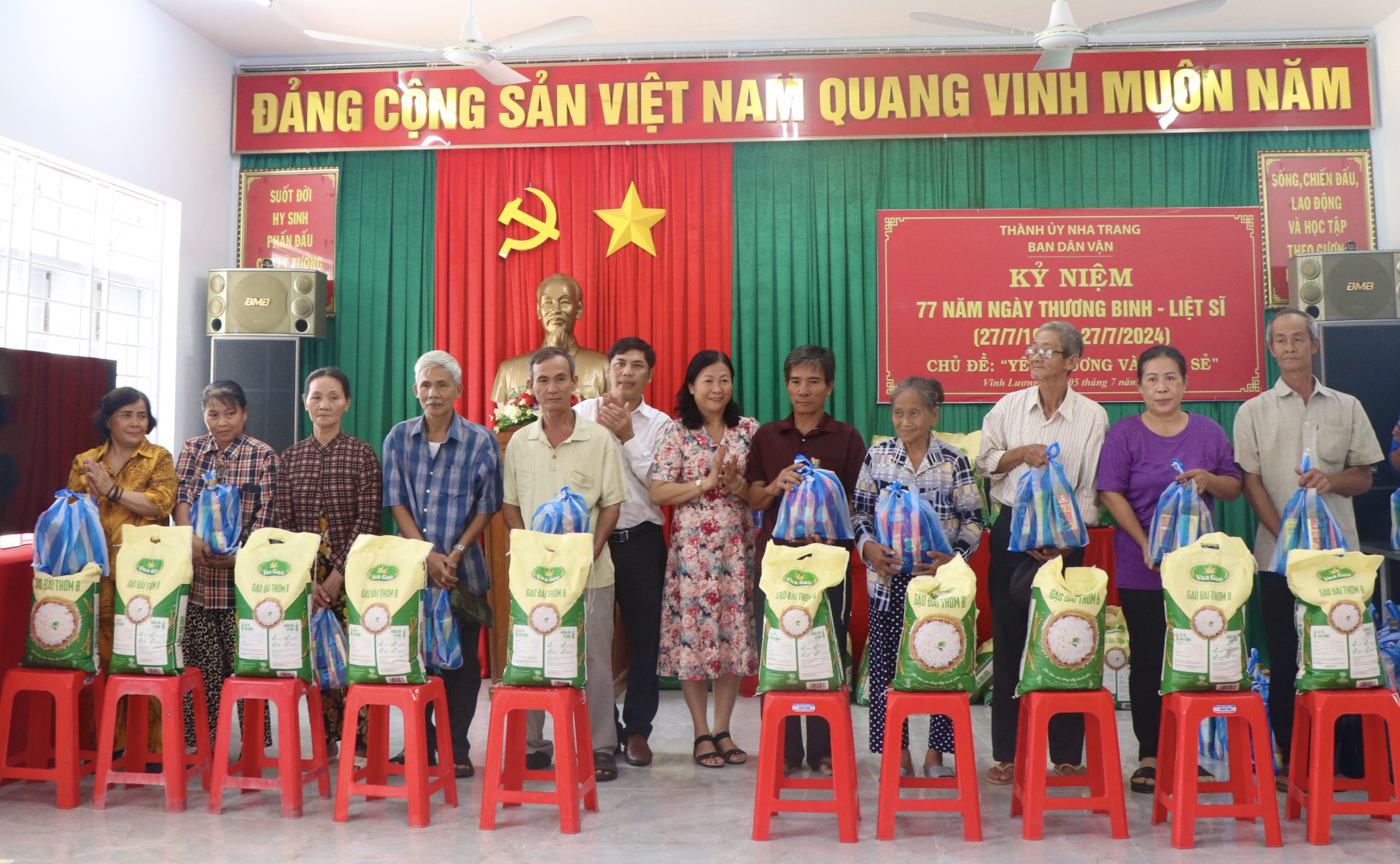 Lãnh đạo Ban Dân vận Thành ủy Nha Trang trao quà cho người dân xã Vĩnh Lương.