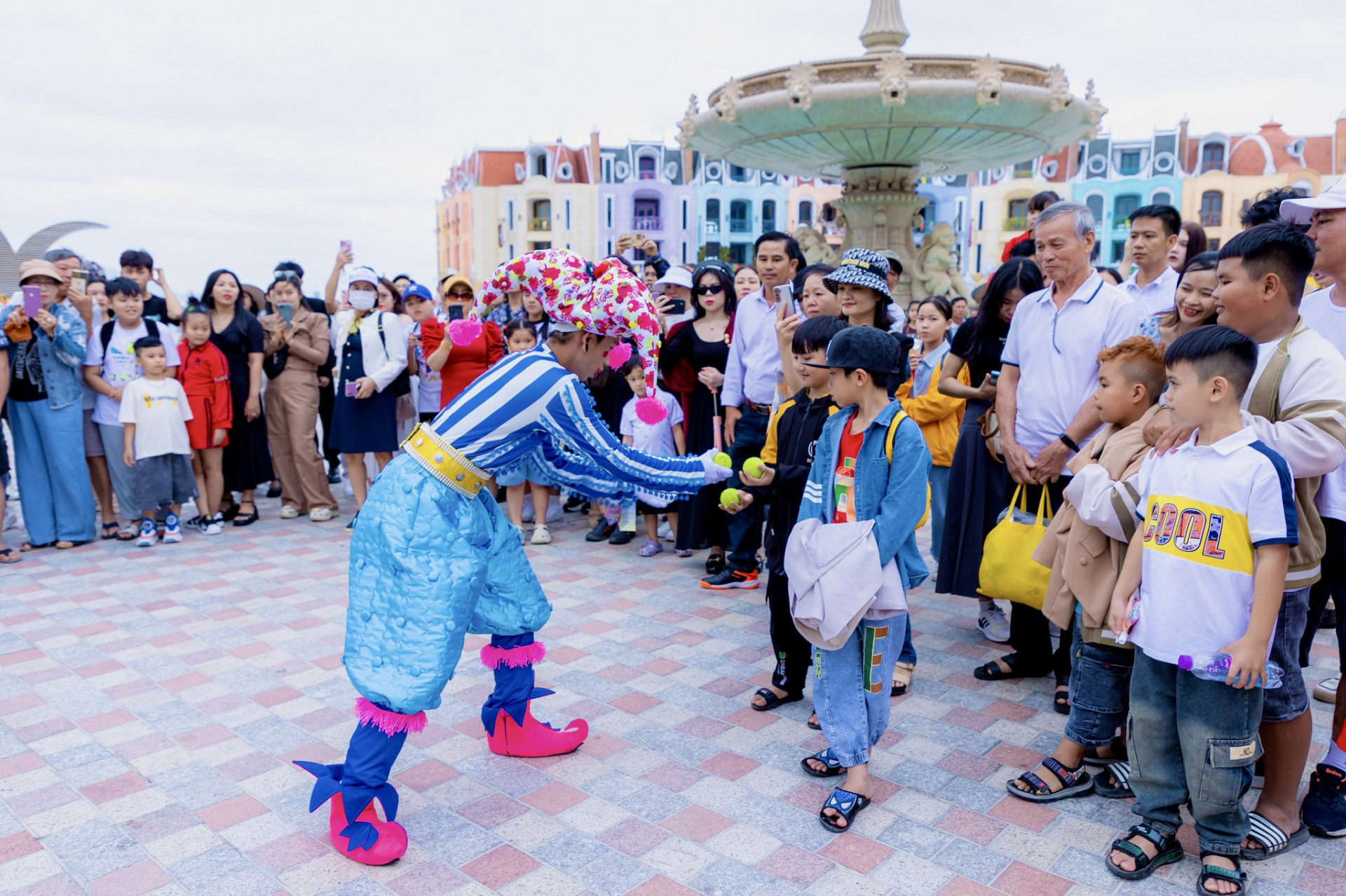 Khách du lịch vui chơi ở VinWonders Nha Trang