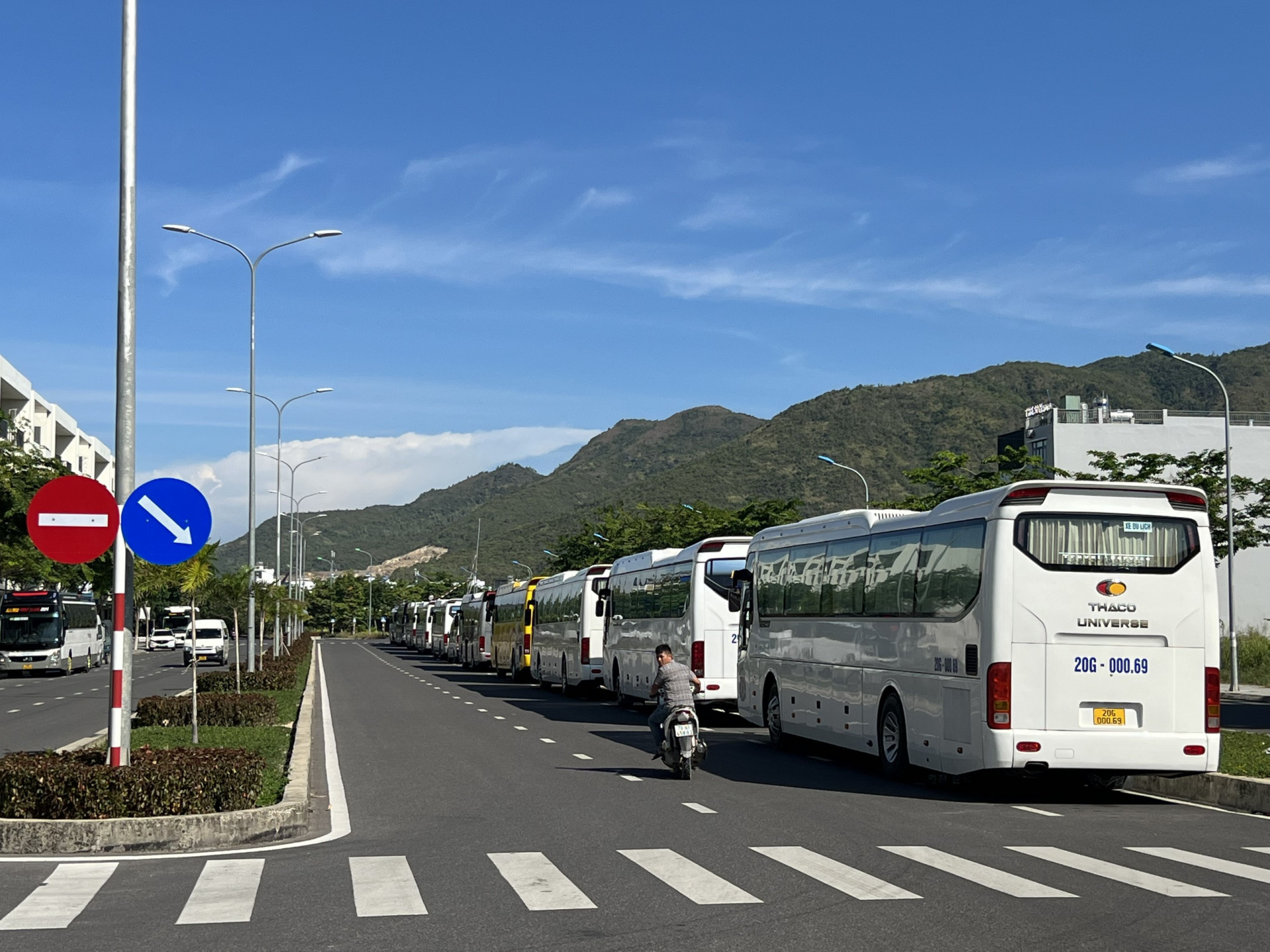 Xe khách đậu tràn lan trên đường T-28 (phường Phước Long, TP. Nha Trang)