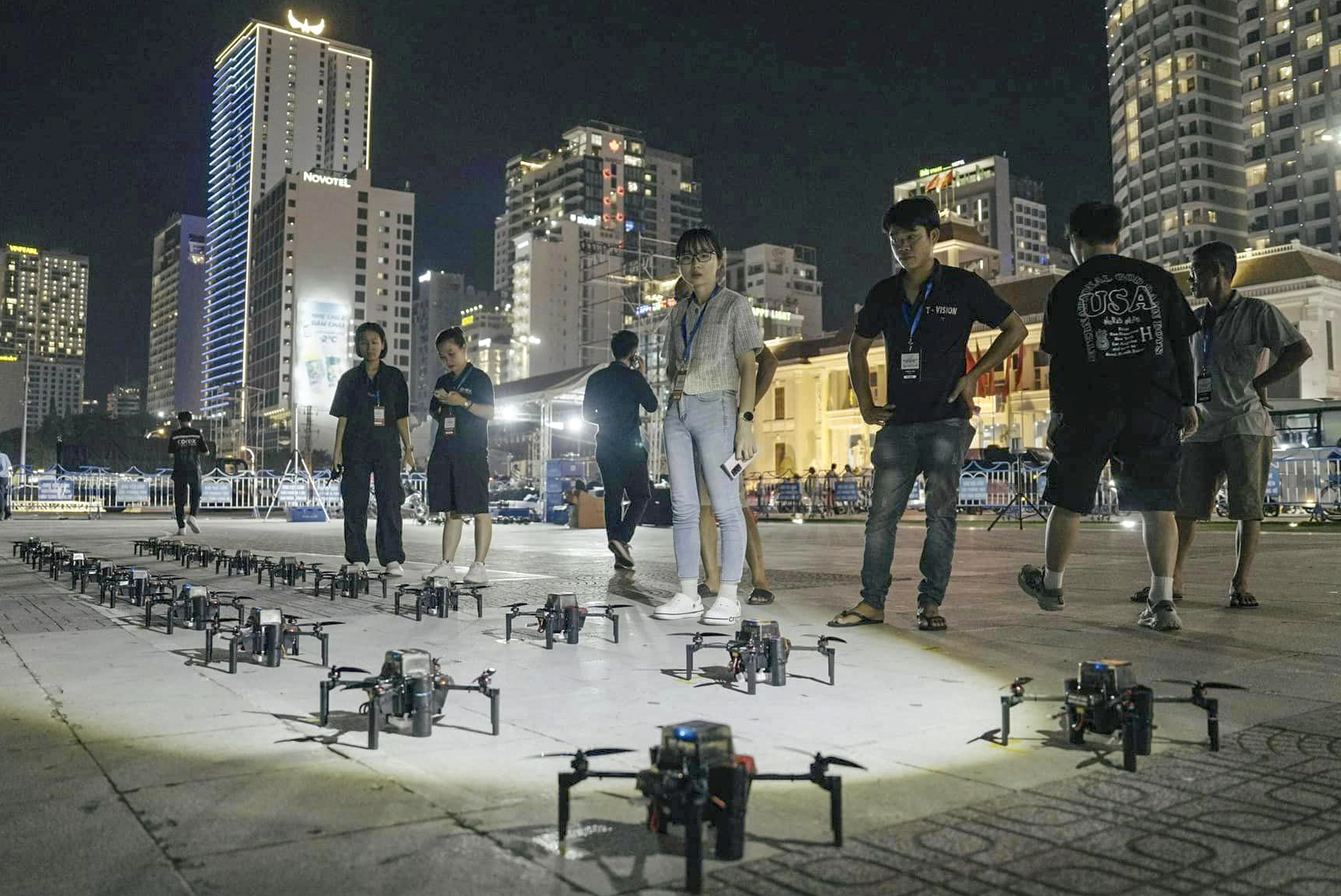 Các kỹ thuật viên test các drone.

