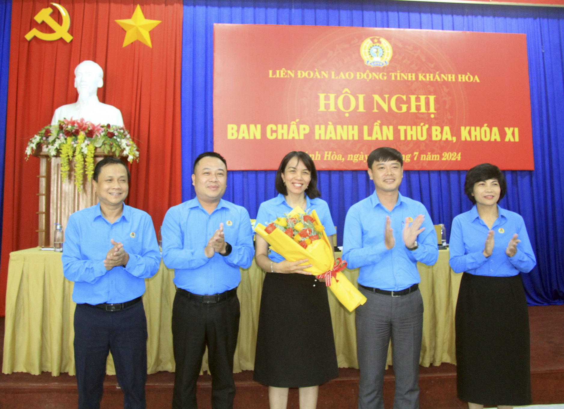 Lãnh đạo LĐLĐ tỉnh tặng hoa chúc mừng bà Nguyễn Thị Ngọc Hà - Uỷ viên Ban Chấp hành, Trưởng ban Tổ chức - kiểm tra LĐLĐ tỉnh được bầu làm Ủy viên Ban Thường vụ LĐLĐ tỉnh nhiệm kỳ 2023 - 2028.