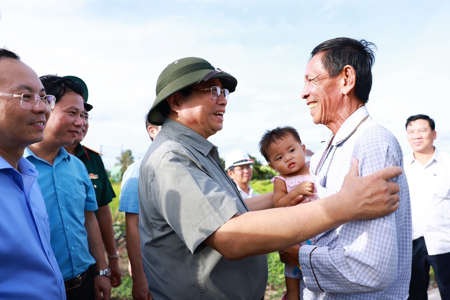 Ủy viên Bộ Chính trị, Thủ tướng Chính phủ Phạm Minh Chính thăm hỏi nhân dân khu vực dự án cao tốc Cần Thơ - Cà Mau_Ảnh: TTXVN

