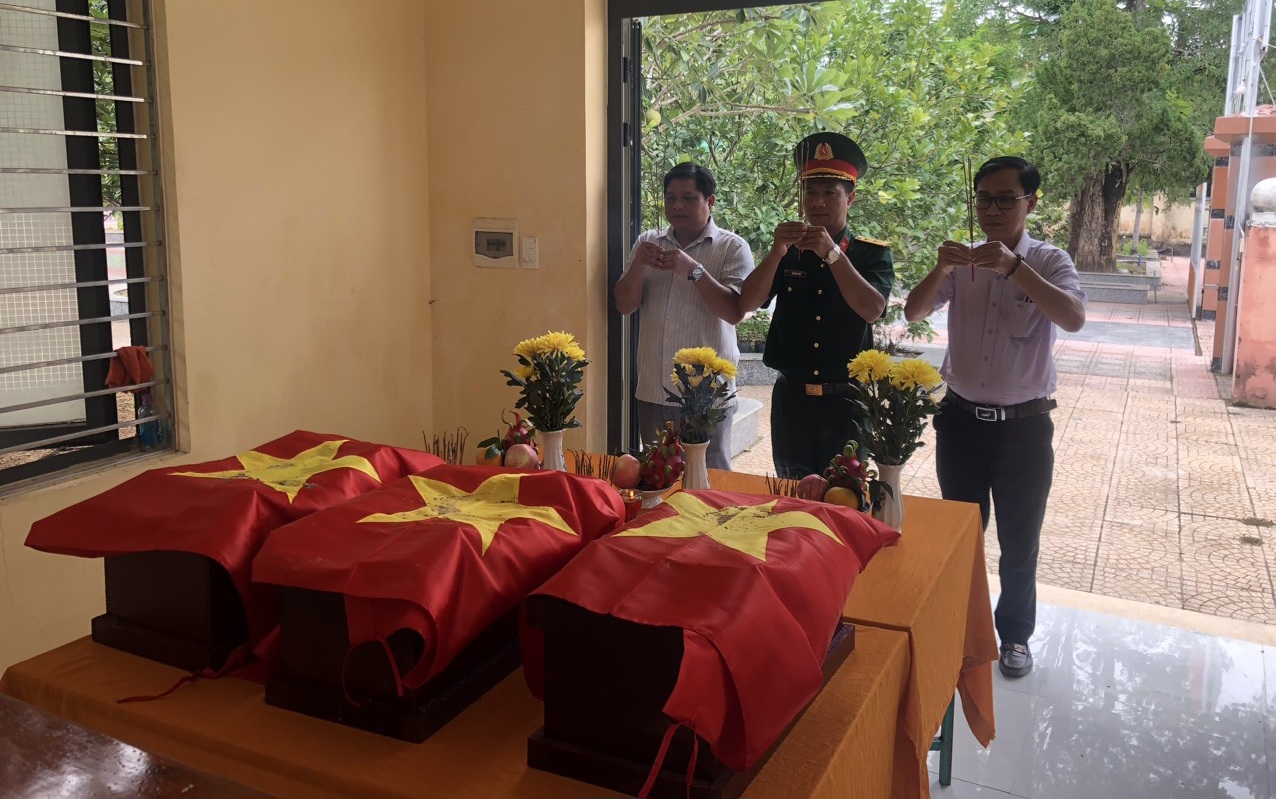 Huyện Khánh Vĩnh tổ chức cất bốc, quy tập 3 hài cốt liệt sĩ