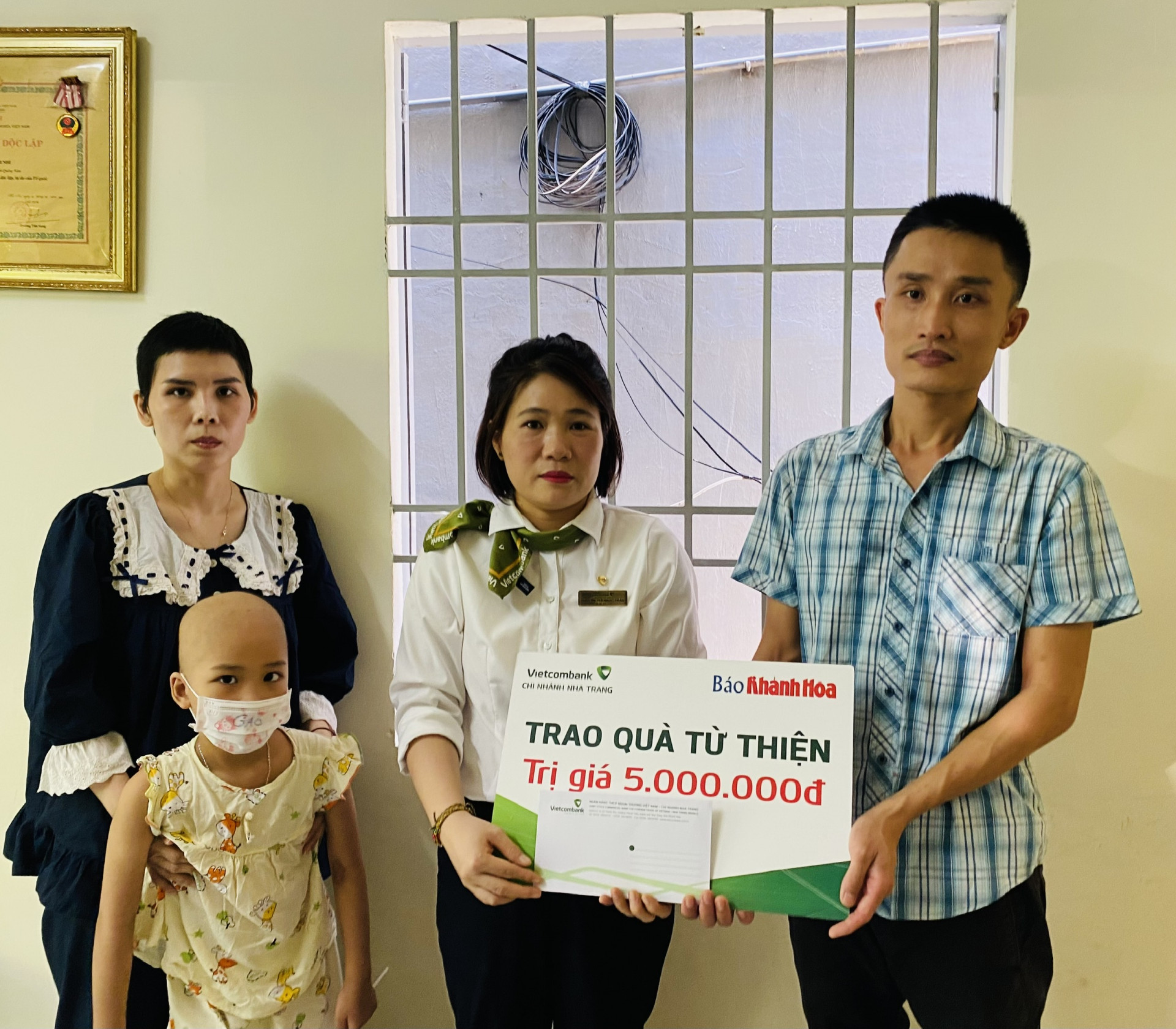 The representative of Vietcombank Nha Trang giving the money to the family 

