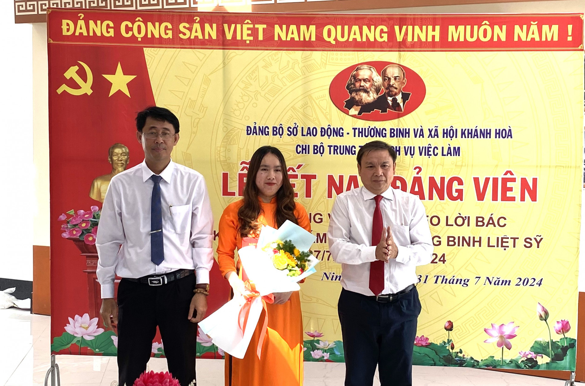 Lãnh đạo Đảng ủy Khối các cơ quan tỉnh và Sở Lao động - Thương binh và Xã hội trao quyết định, tặng hoa chúc mừng đảng viên Nguyễn Thị Hồng Nhung.