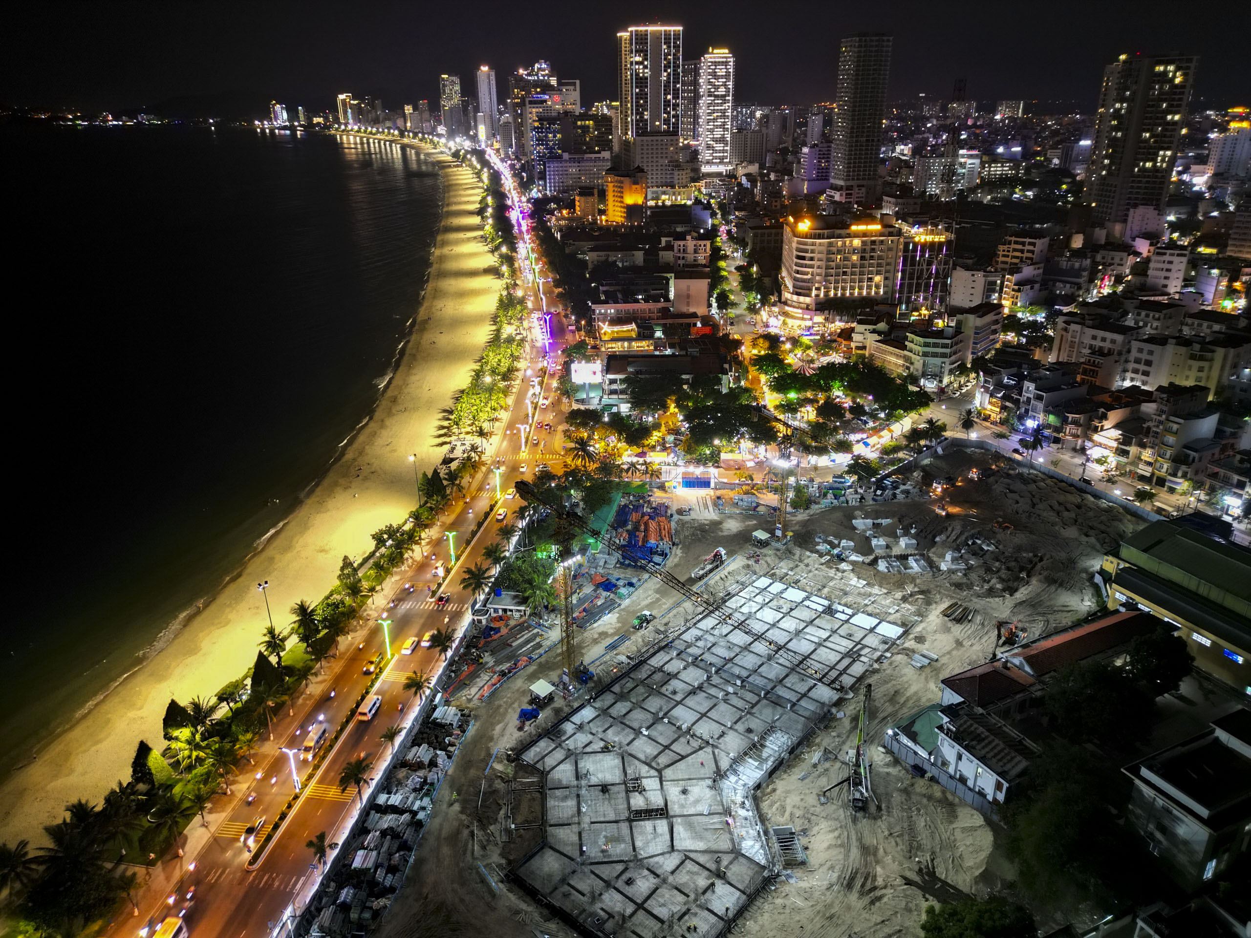 Sáng ánh đèn đêm trên công trường trụ sở làm việc tỉnh