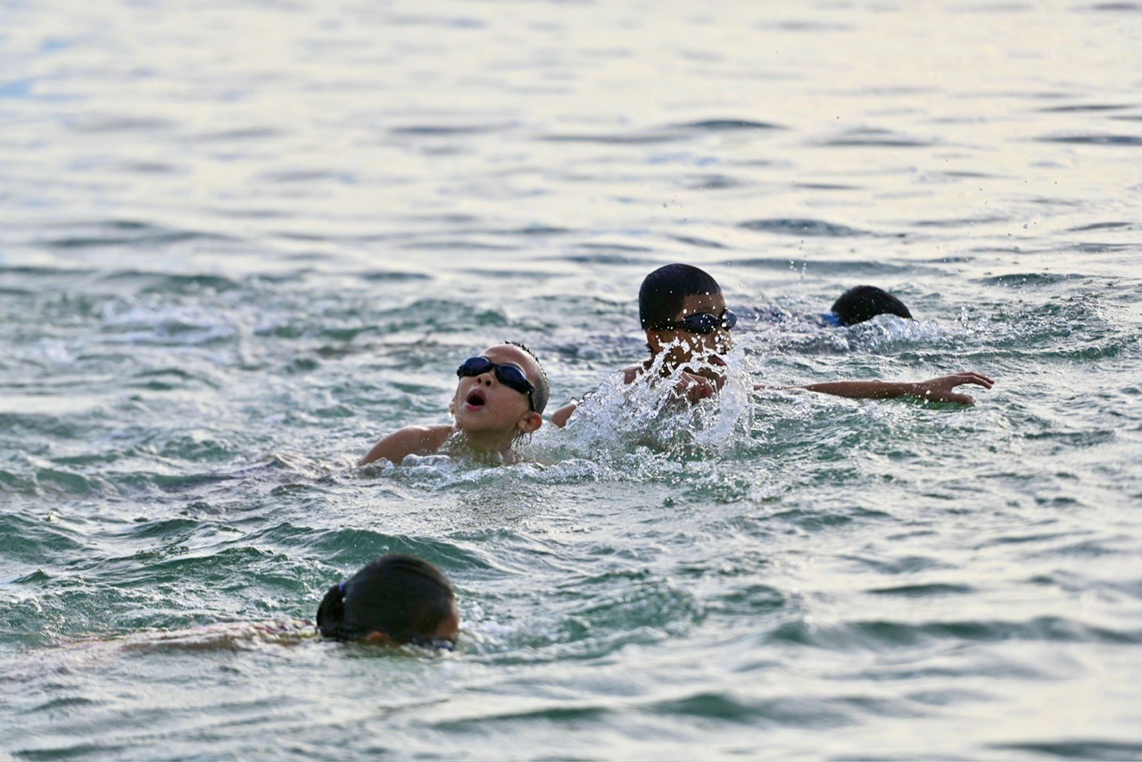 The children can swim after nearly 1 month

