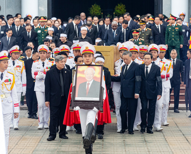 Các đồng chí lãnh đạo Đảng và Nhà nước cùng đại diện gia đình đưa linh cữu đồng chí Tổng Bí thư tiến ra Đại xa.

