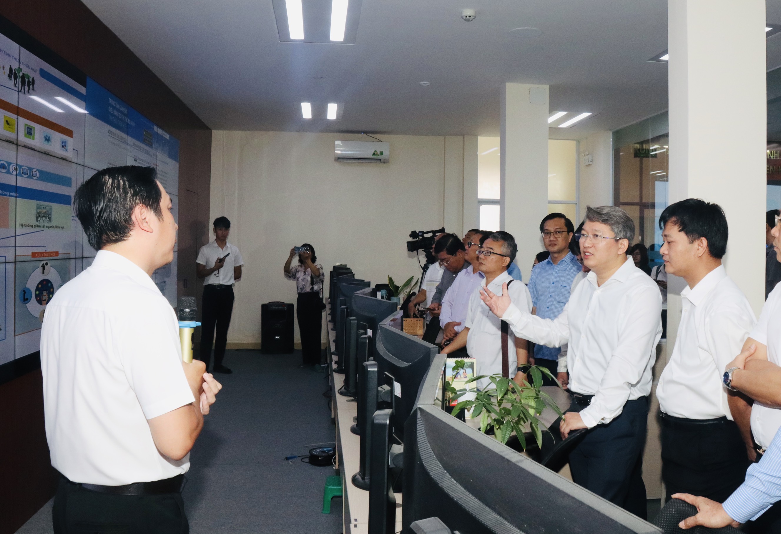 Đoàn công tác tỉnh Khánh Hòa đi thực tế tìm hiểu về công tác chuyển đổi số và bảo tồn di tích của tỉnh Thừa Thiên Huế