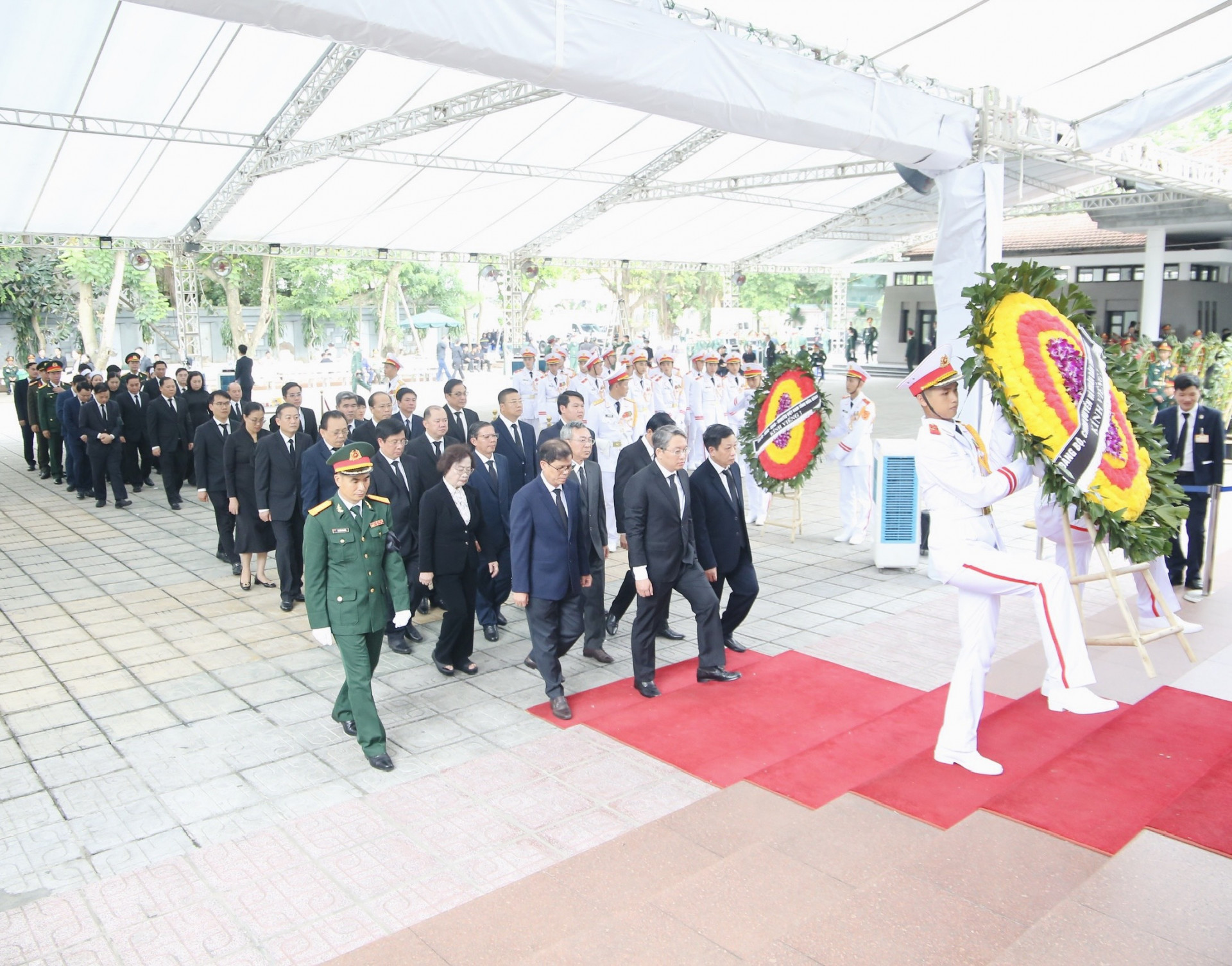 Bí thư Tỉnh ủy Nguyễn Hải Ninh cùng lãnh đạo tỉnh Khánh Hòa bắt đầu đi vào viếng Tổng Bí thư Nguyễn Phú Trọng.