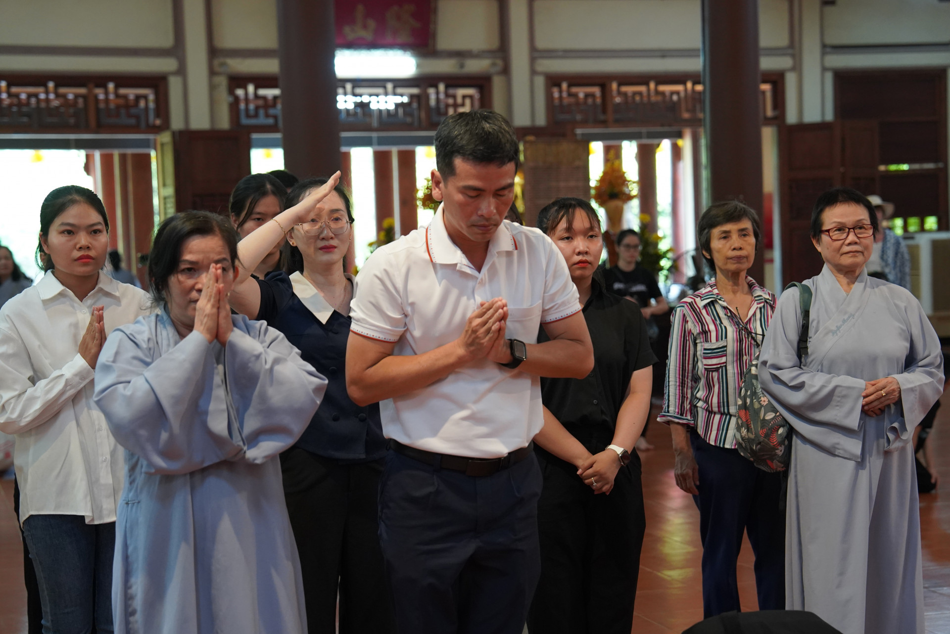 Hàng trăm người dân trên địa bàn tỉnh Khánh Hòa thắp hương tưởng niệm Tổng bí thư Nguyễn Phú Trọng.
