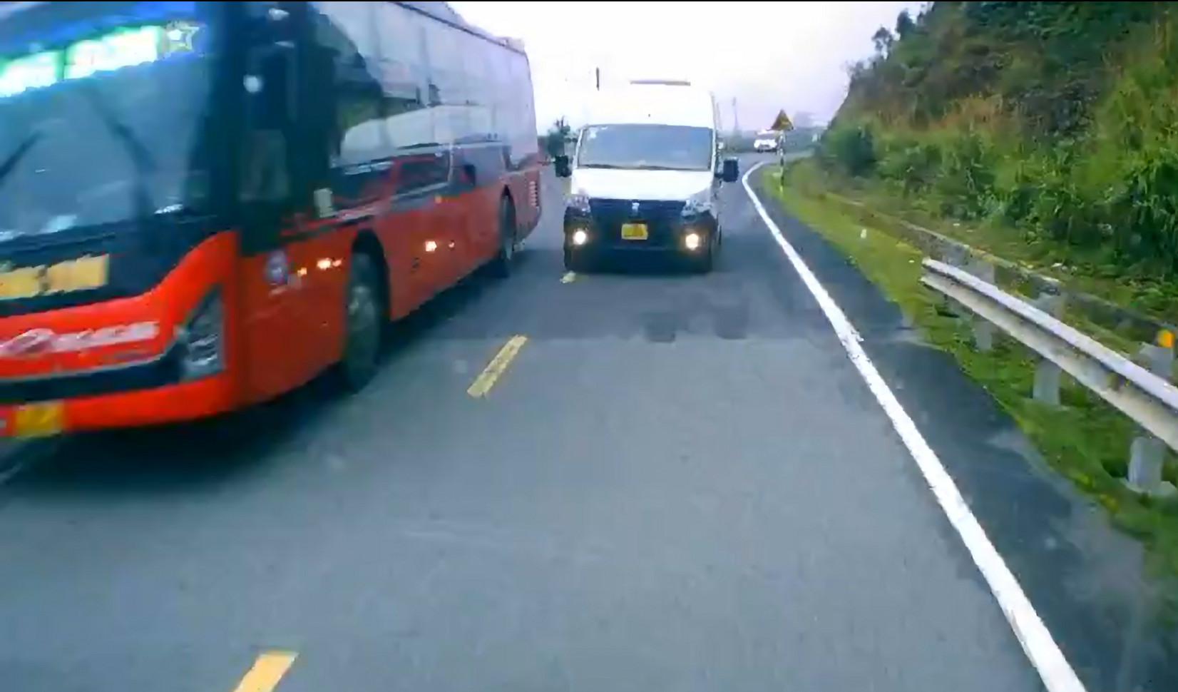 Xử phạt tài xế lái xe lấn làn, vượt ẩu gây tai nạn giao thông