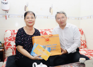 Bí thư Tỉnh ủy Nguyễn Hải Ninh thăm và tặng quà các gia đình người có công với cách mạng tại TP. Nha Trang