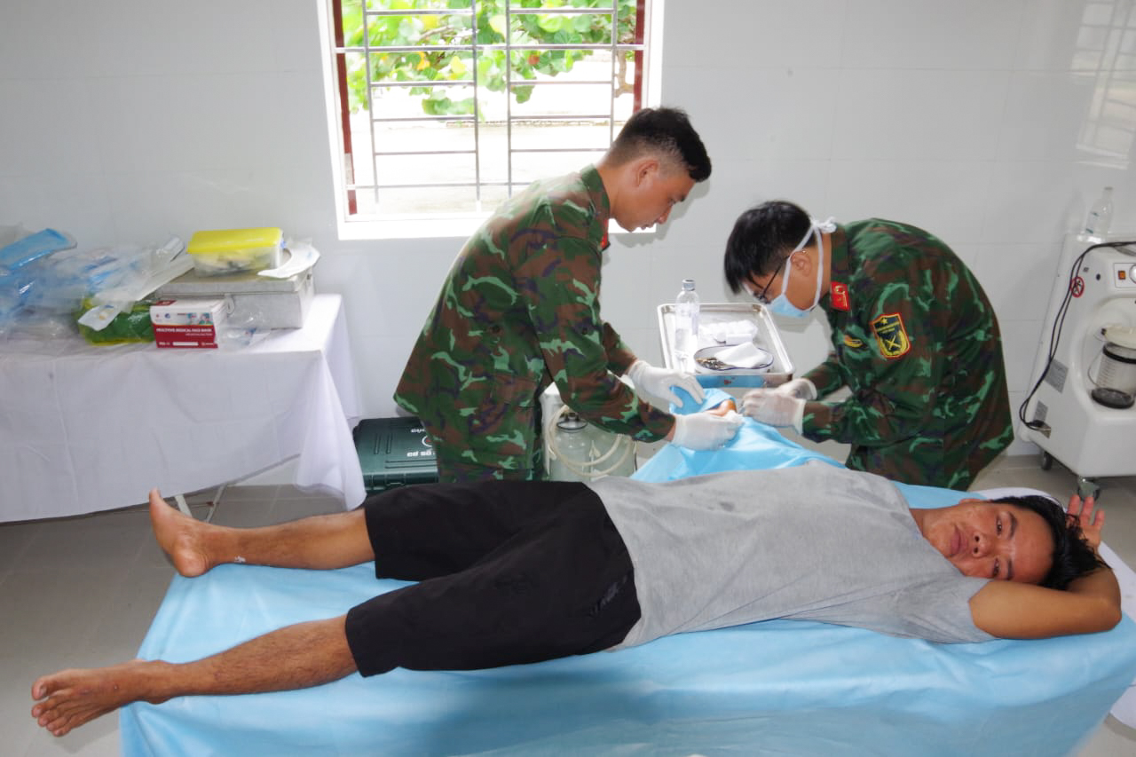 Bệnh xá đảo Sơn Ca cấp cứu ngư dân gặp nạn trên biển