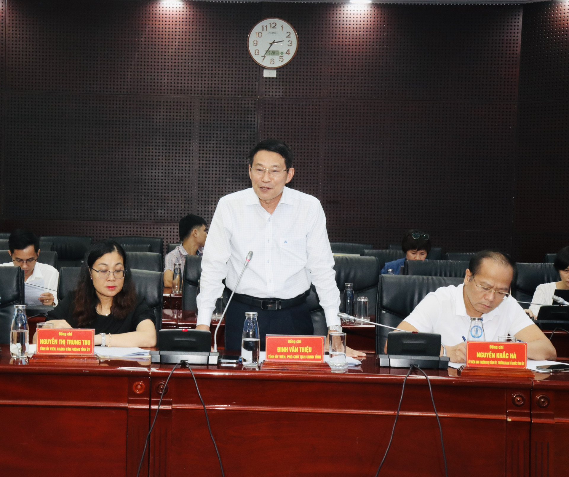 Phó Chủ tịch UBND tỉnh Đinh Văn Thiệu phát biểu tại buổi làm việc với thành phố Đà Nẵng