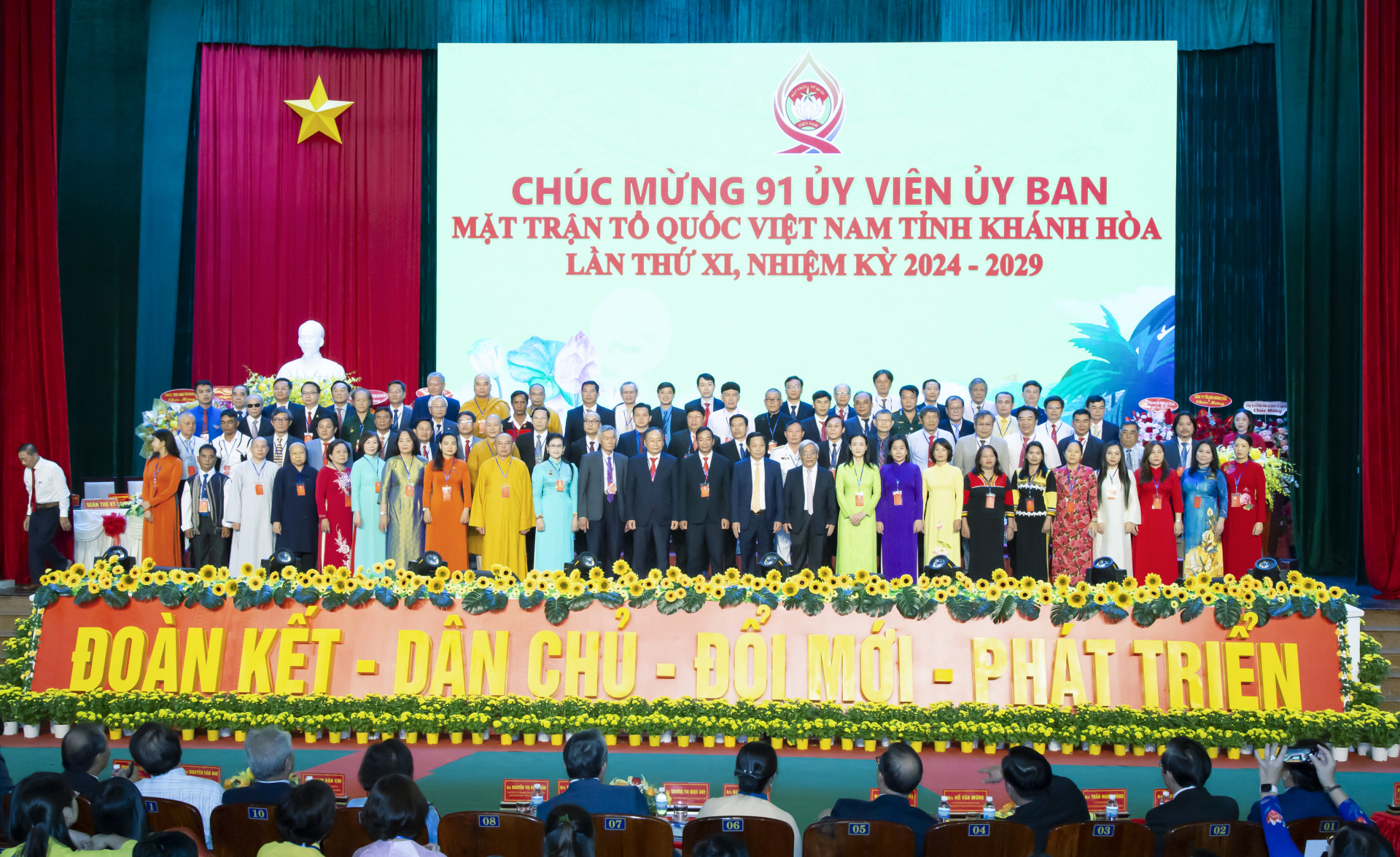 Ủy viên Ủy ban MTTQ Việt Nam tỉnh Khánh Hòa khóa XI ra mắt nhận nhiệm vụ trước Đại hội.