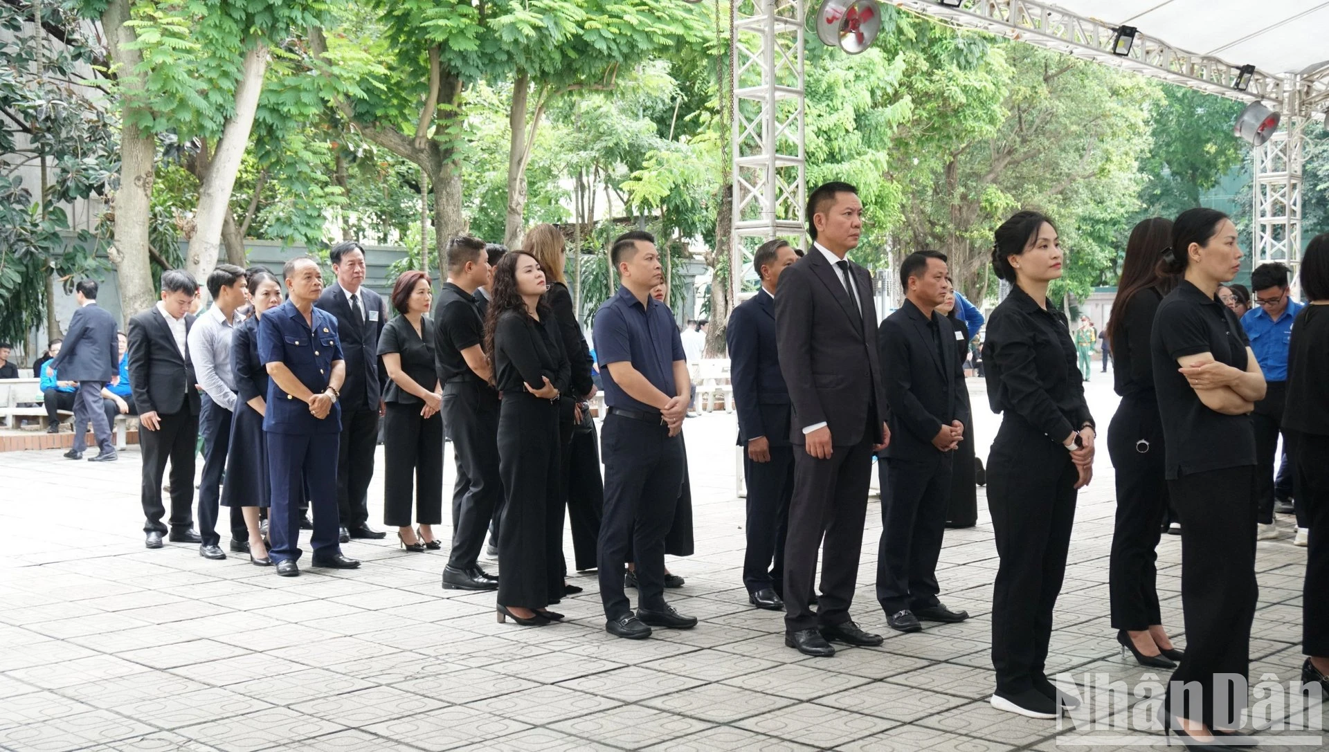 Anh Lê Trường Sơn dẫn đầu Đoàn Cộng đồng người Việt ở Liên bang Nga tới tiễn đưa Tổng Bí thư Nguyễn Phú Trọng.

