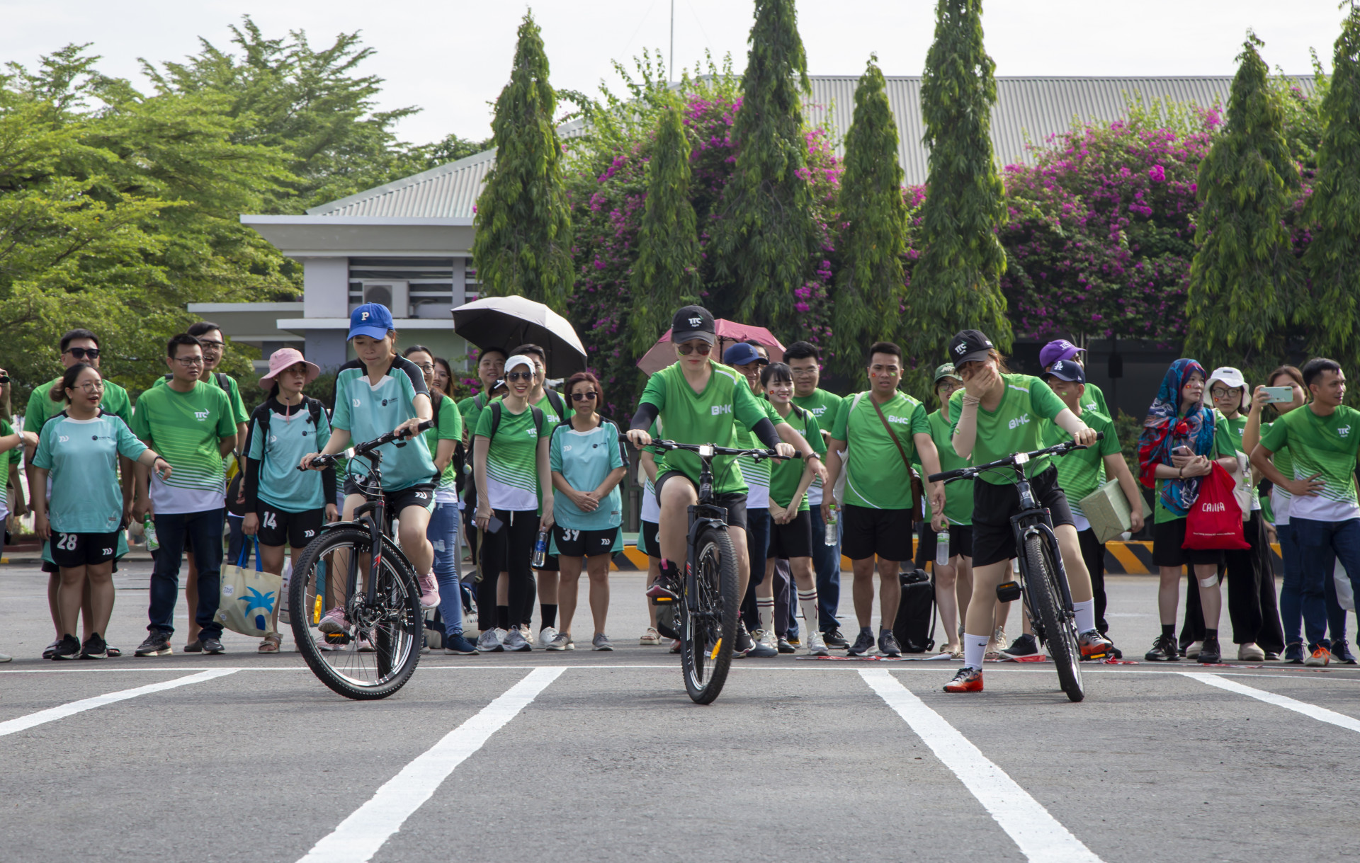 Các vận động viên tranh tài ở môn đua xe đạp chậm.