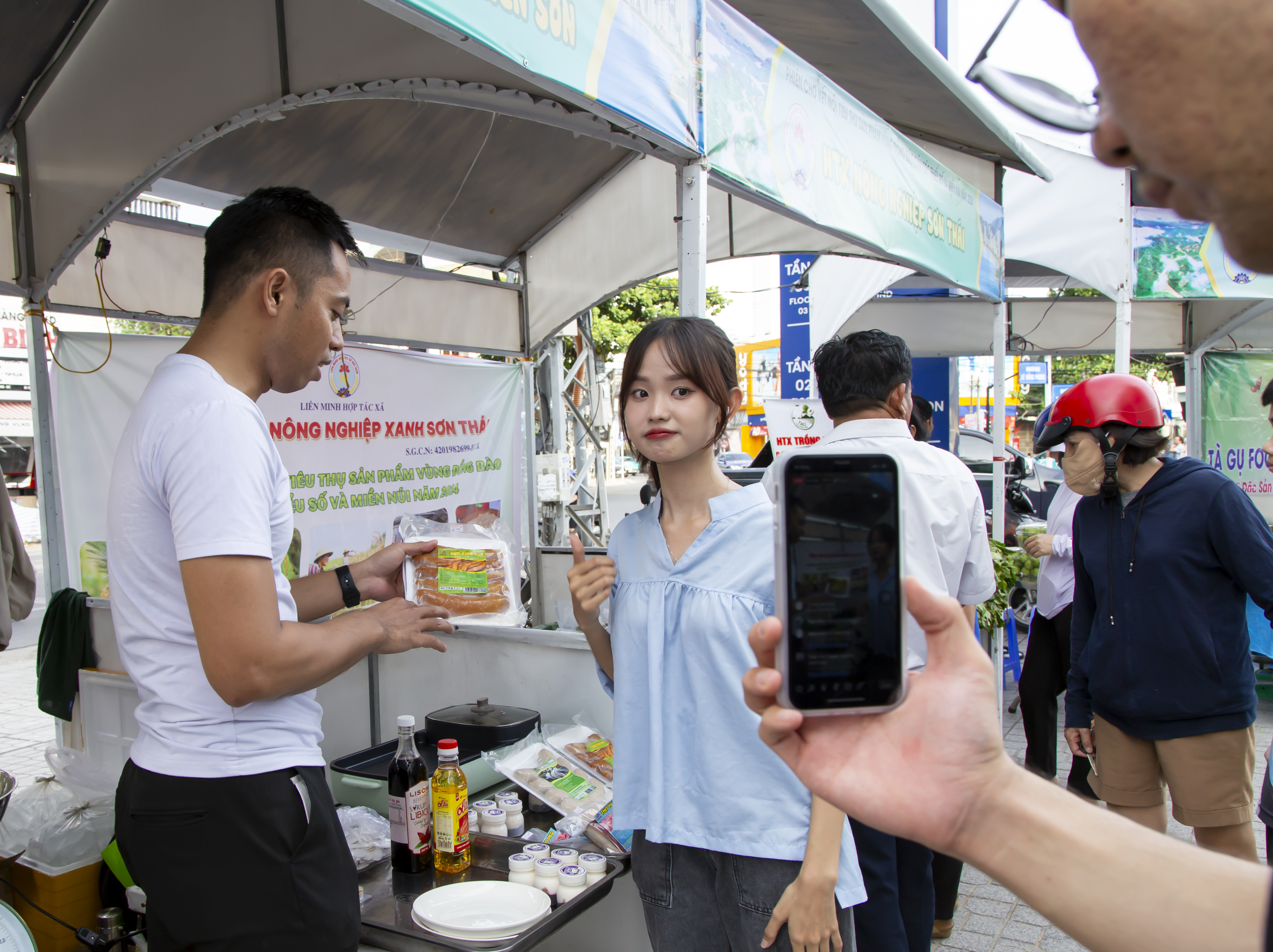 Đưa nông sản "lên sóng"