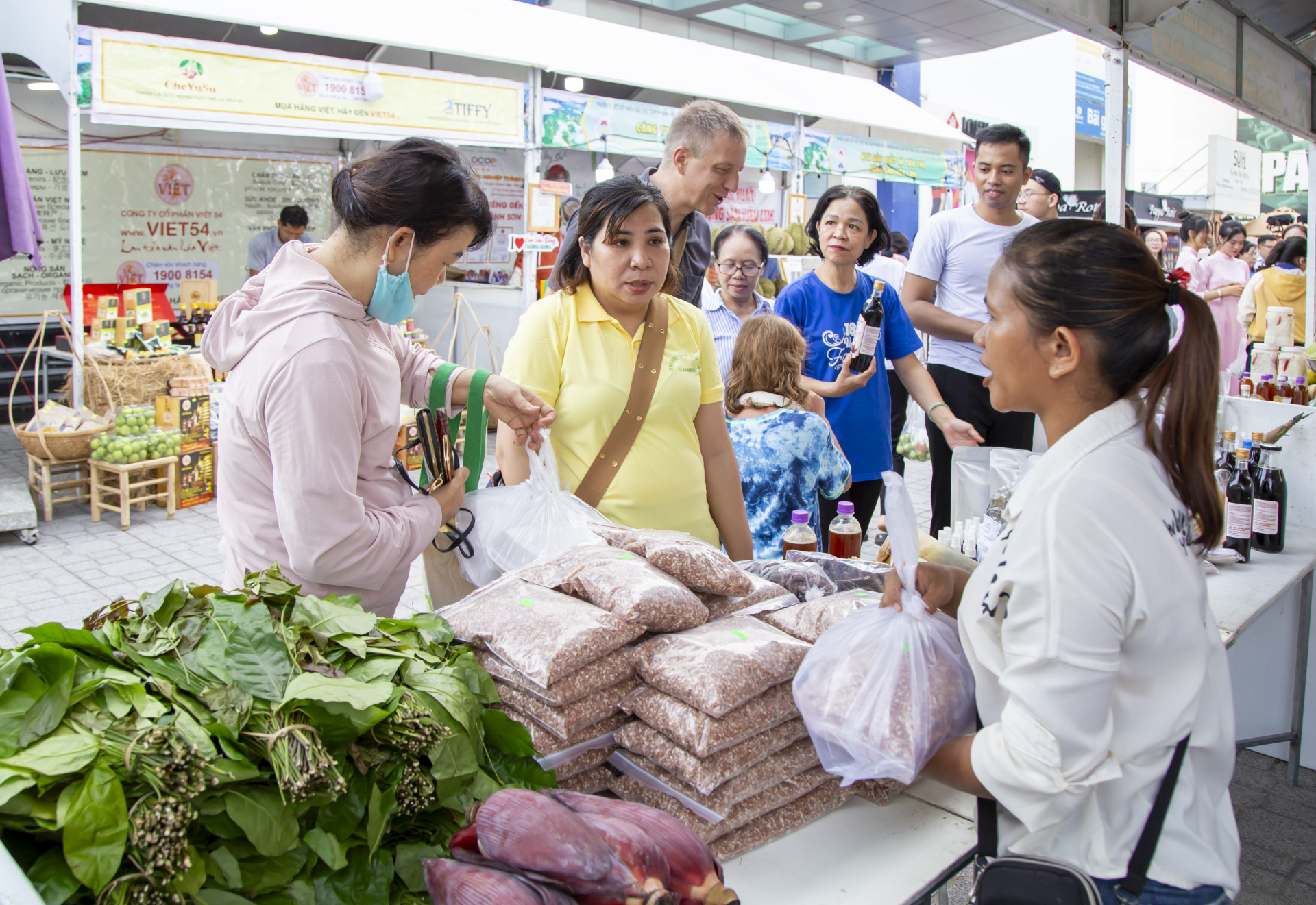 Gian hàng các sản phẩm đặc trưng của Khánh Vĩnh