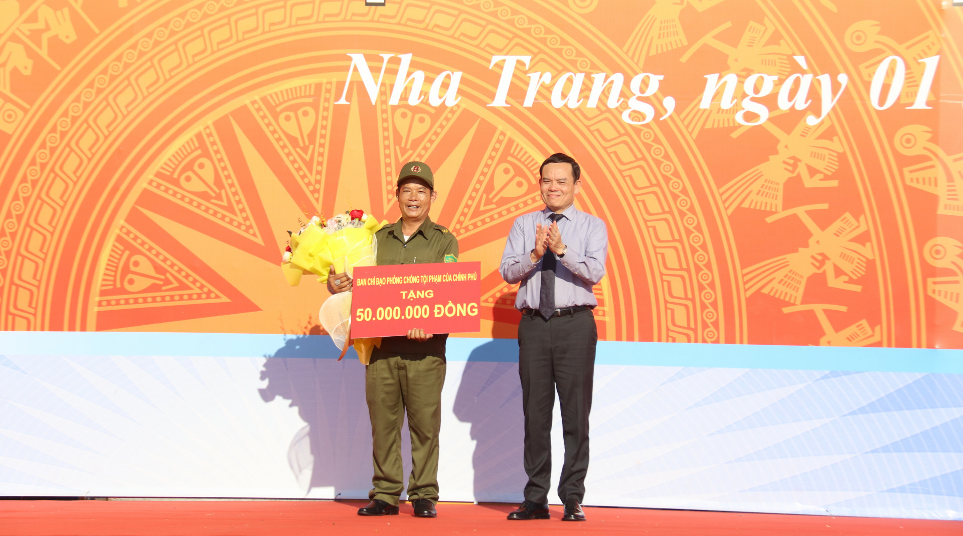 Phó Thủ tướng Chính phủ Trần Lưu Quang tặng quà cho lực lượng tham gia bảo vệ an ninh, trật tự ở cơ sở TP. Nha Trang