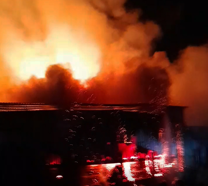 Hỏa hoạn thiêu rụi nhà kho chứa nhang trầm ở Vạn Ninh