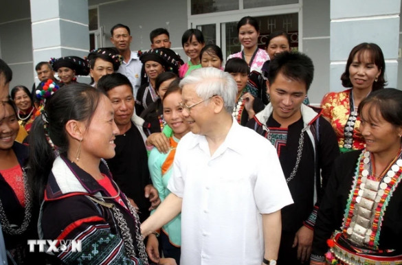 Tổng Bí thư Nguyễn Phú Trọng trò chuyện, động viên đồng bào các dân tộc tại xã Bản Bo, huyện Tam Đường vào tháng 7/2016. Ảnh: TTXVN phát
