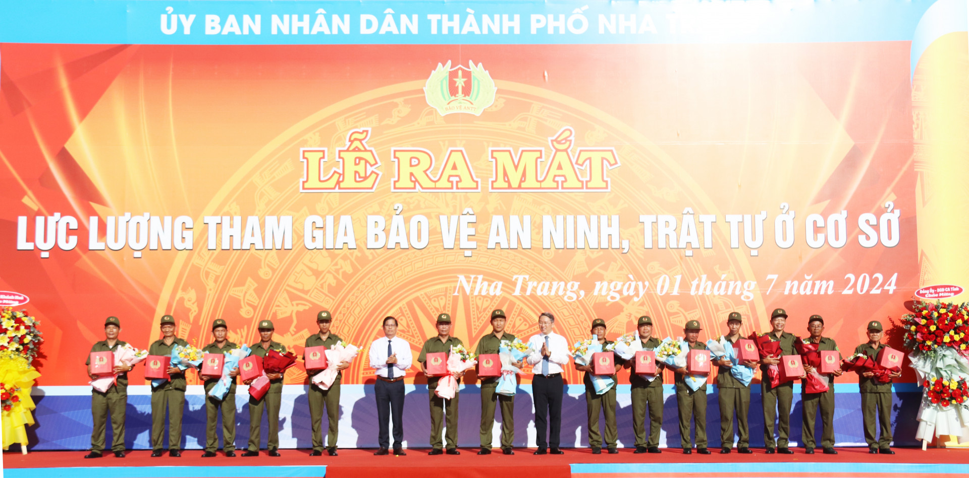 Các đồng chí lãnh đạo tỉnh tặng quà, chúc mừng lực lượng tham gia bảo vệ an ninh, trật tự ở cơ sở TP. Nha Trang