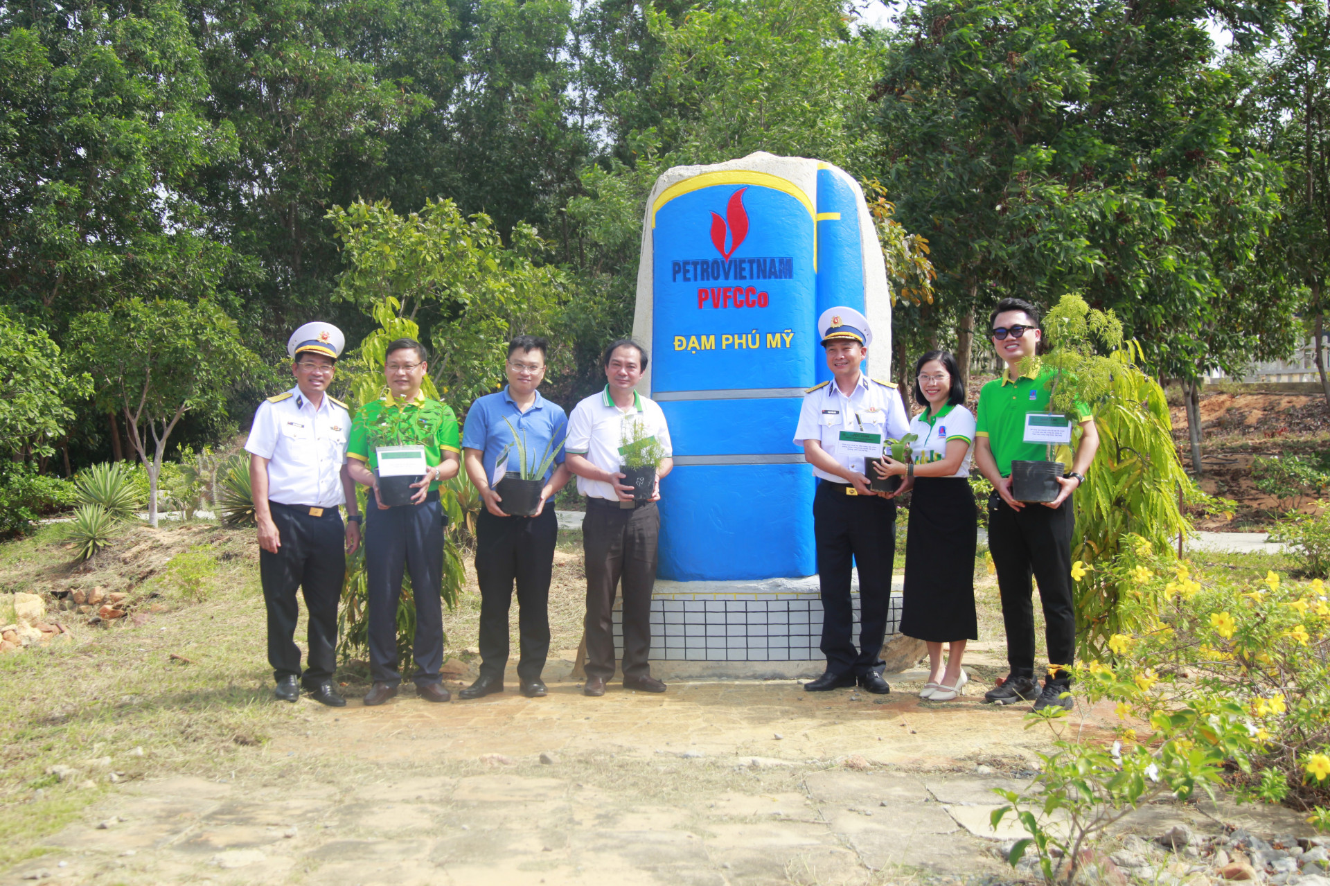 Lữ đoàn 162 trao tặng cây giống cho nhà máy.