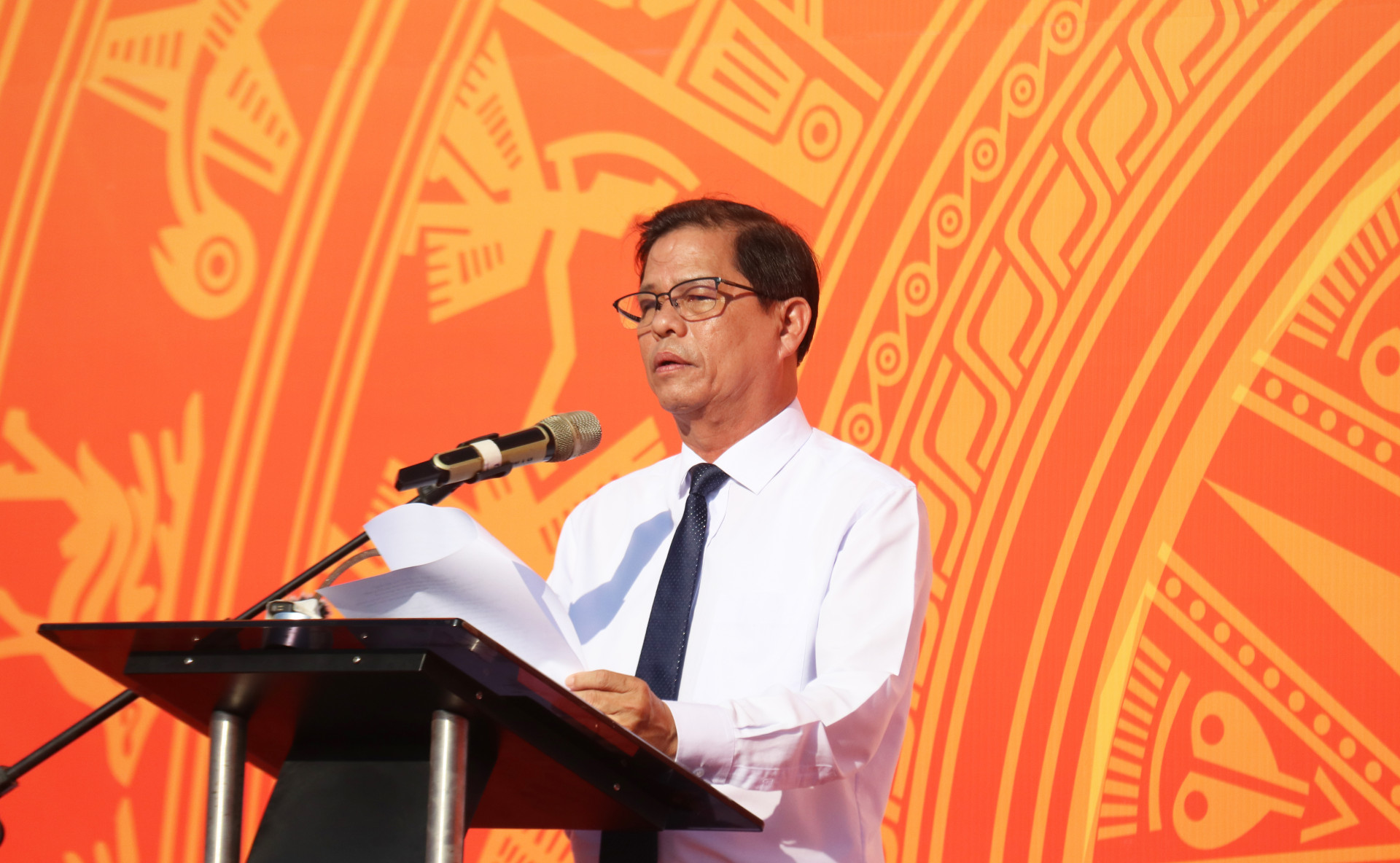 Đồng chí Nguyễn Tấn Tuân phát biểu tại buổi lễ