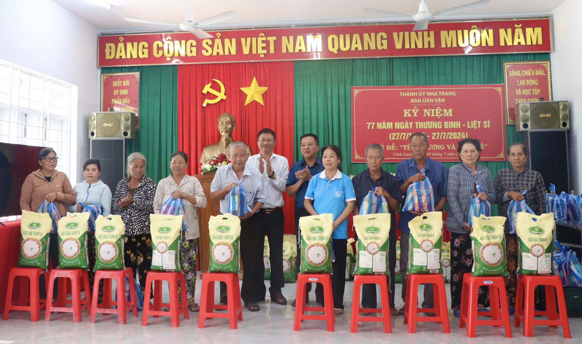 Lãnh đạo Ban Dân vận Tỉnh ủy và Thành ủy Nha Trang trao quà cho người dân xã Vĩnh Lương.