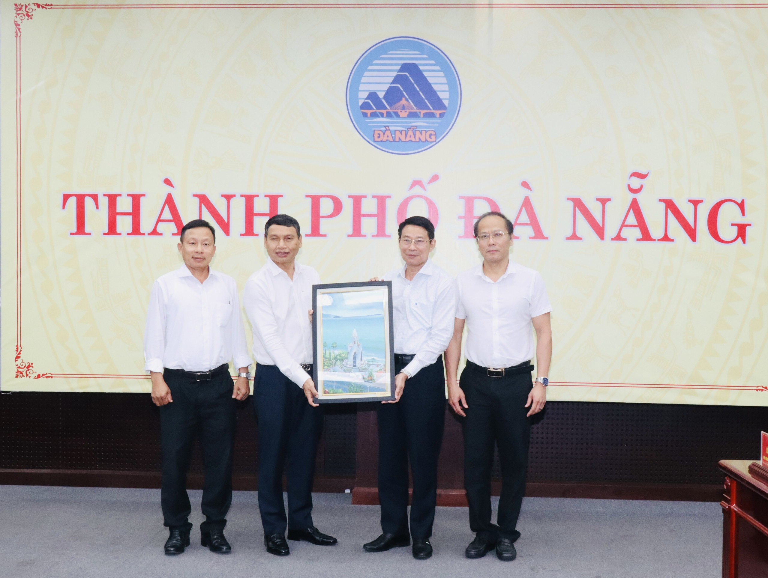 Đoàn công tác của tỉnh Khánh Hòa thăm và làm việc với TP. Đà Nẵng về kinh nghiệm xây dựng đô thị trực thuộc Trung ương và chuyển đổi số