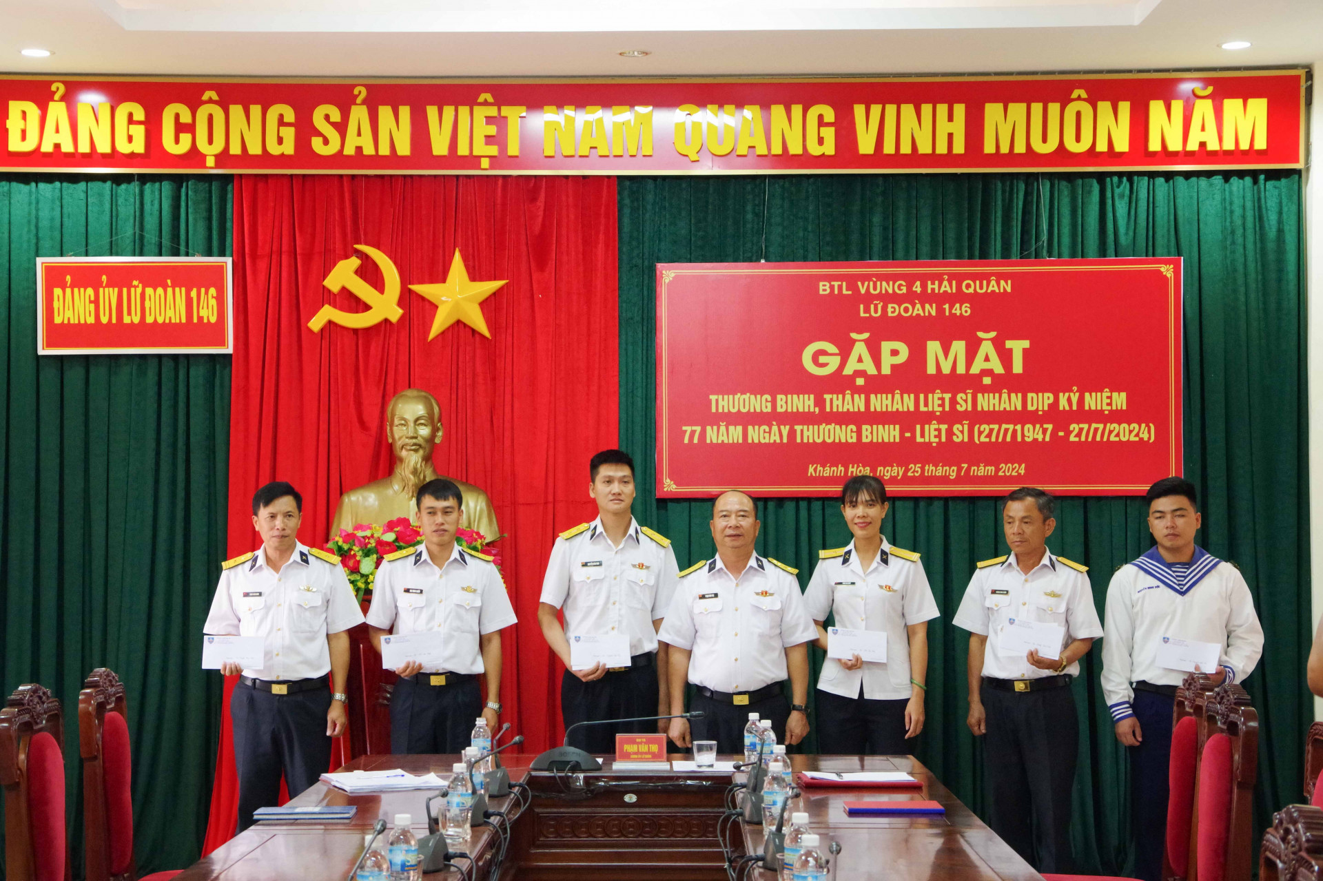 Đại tá Phạm Văn Thọ - Chính uỷ Lữ đoàn 146 tặng quà cho các quân nhân là con liệt sĩ, thương binh đang công tác tại đơn vị.