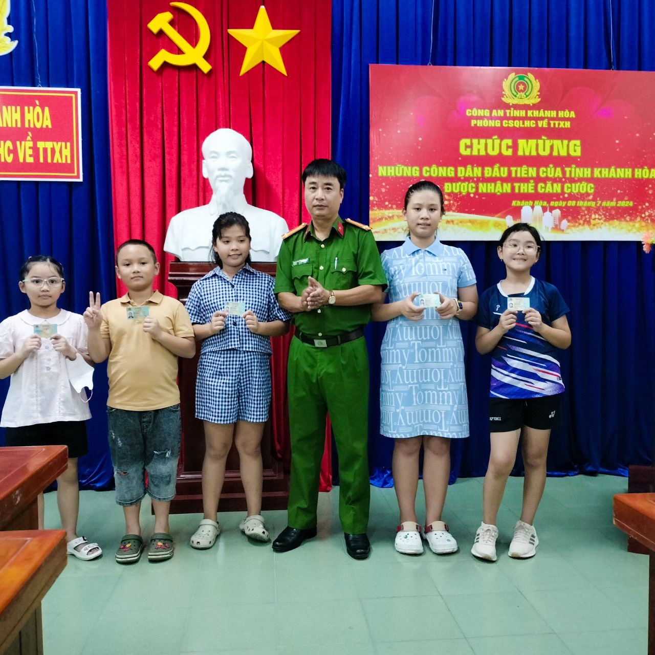 Đại diện Phòng Cảnh sát Quản lý hành chính về trật tự xã hội, Công an tỉnh Khánh Hòa trao thẻ căn cước cho những “công dân nhí”.