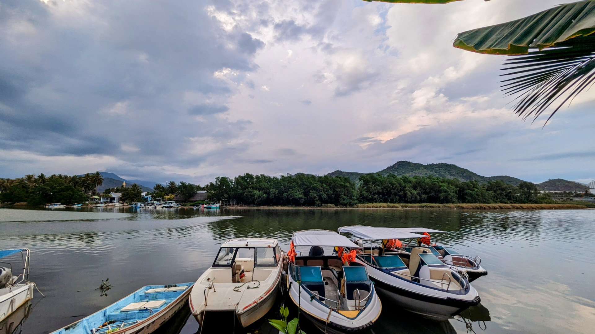 Bến ca nô Hà Thanh.