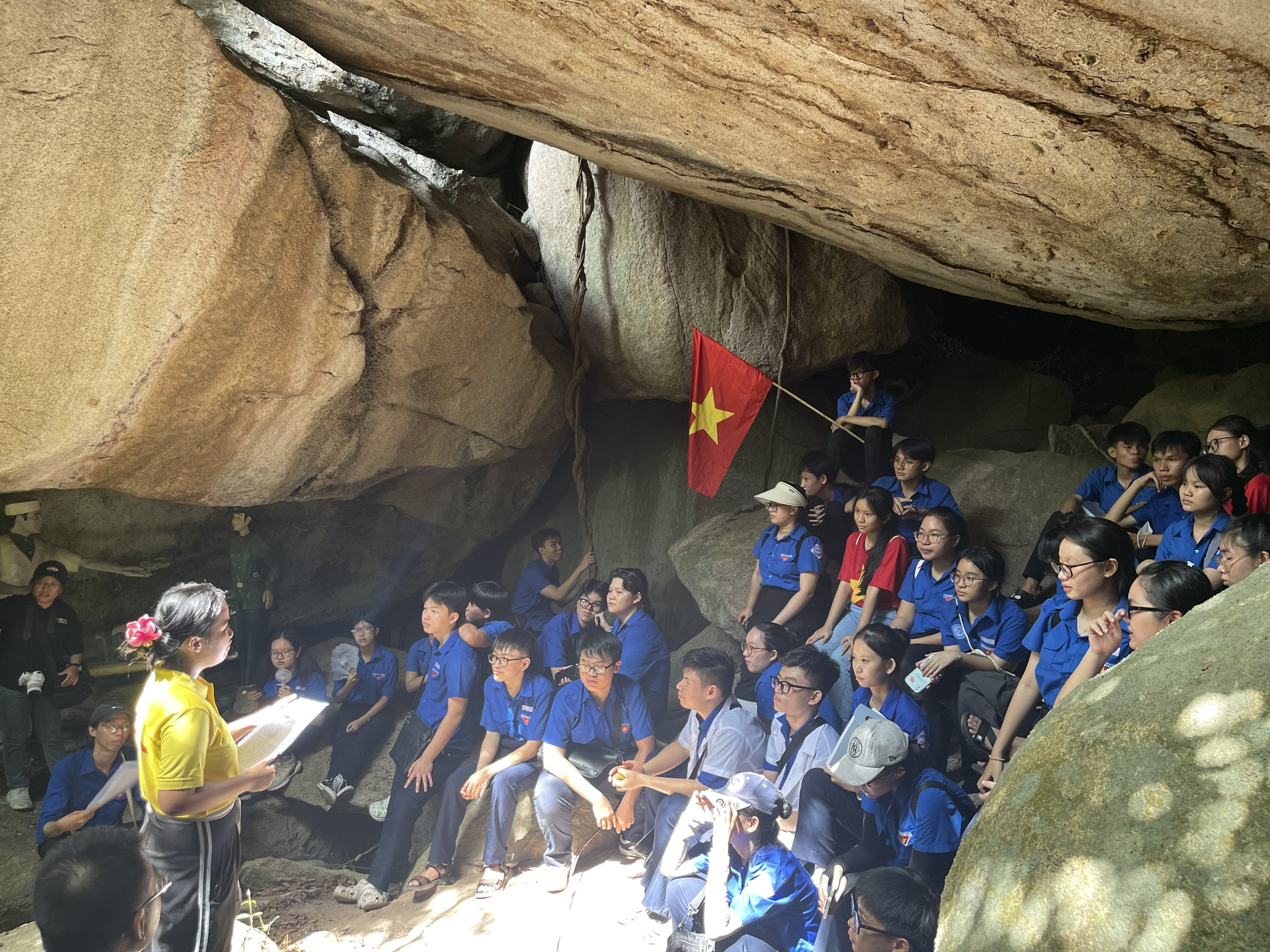 Nhóm STEAM Nha Trang và Đoàn phường Phước Tân tổ chức trải nghiệm tìm hiểu Khu căn cứ cách mạng Đồng Bò