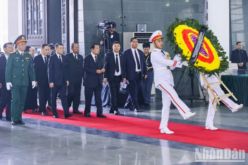 Đoàn Vương quốc Campuchia do Chủ tịch Đảng Nhân dân Campuchia, Chủ tịch Thượng viện Campuchia Hun Sen làm Trưởng đoàn, viếng Tổng Bí thư Nguyễn Phú Trọng.