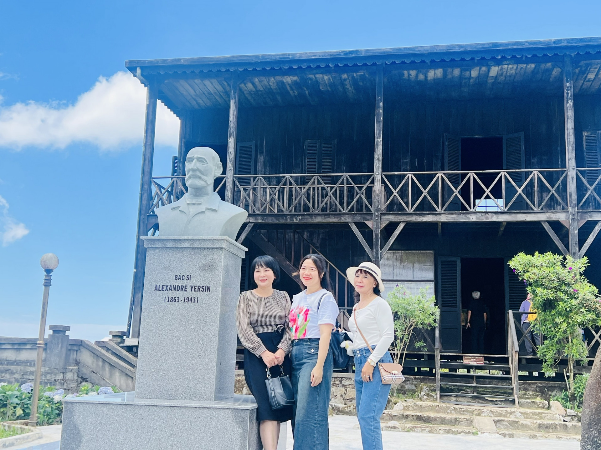 Guests take souvenir photos in front of Dr. A.Yersins house in Hon Ba.