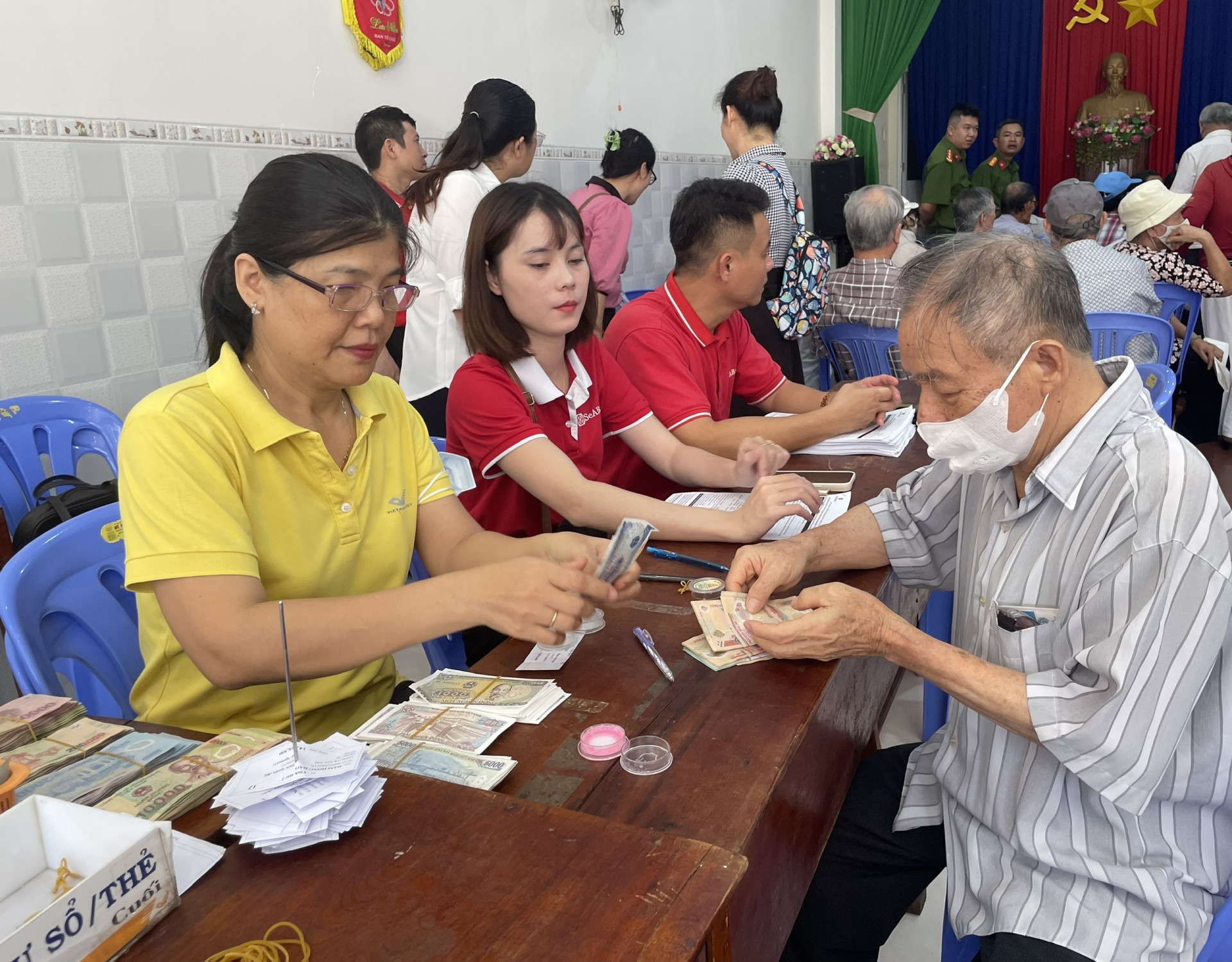 Chi trả lương hưu cho người dân ở TP. Nha Trang.