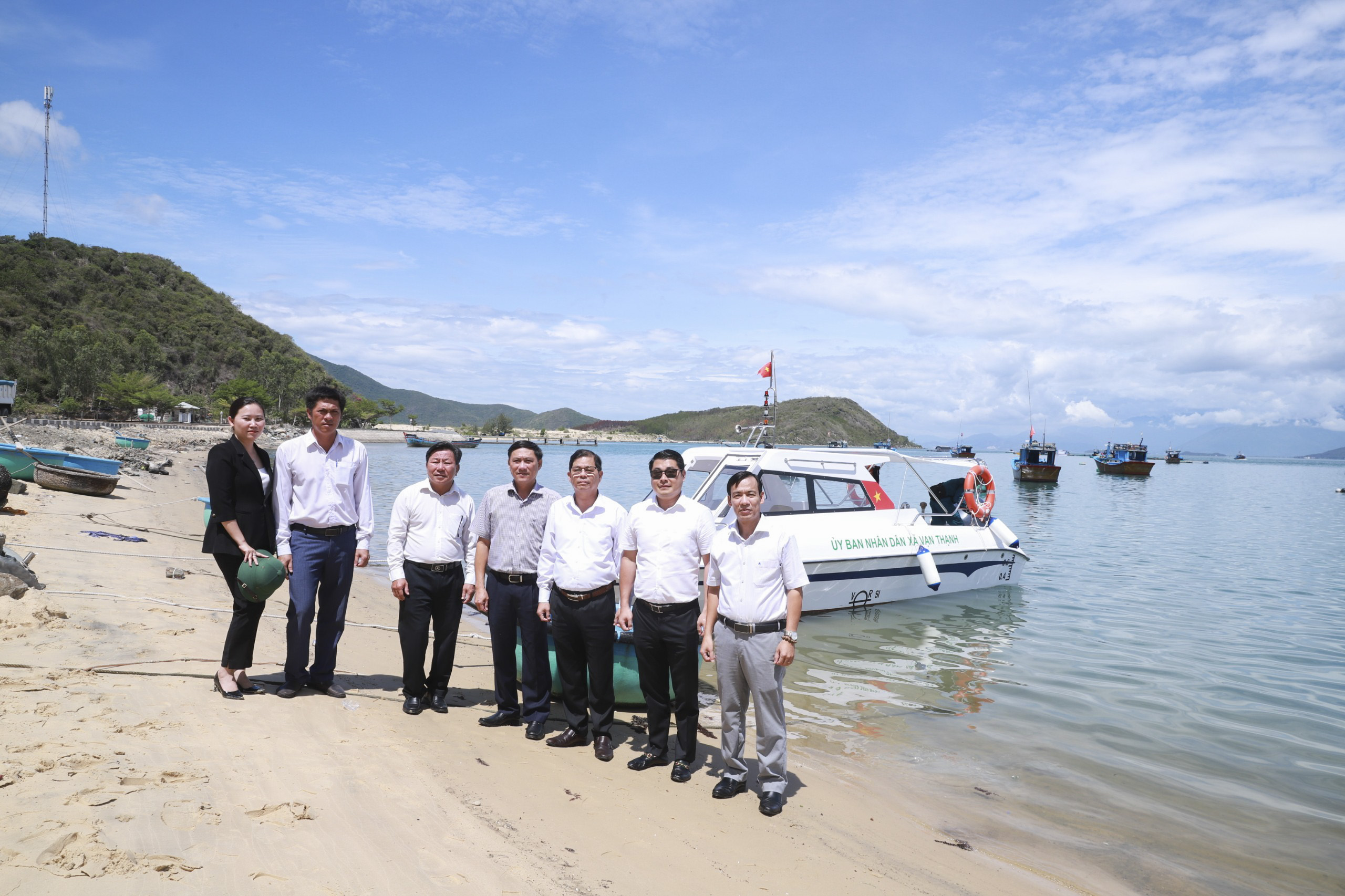 Tặng ca nô cho xã Vạn Thạnh