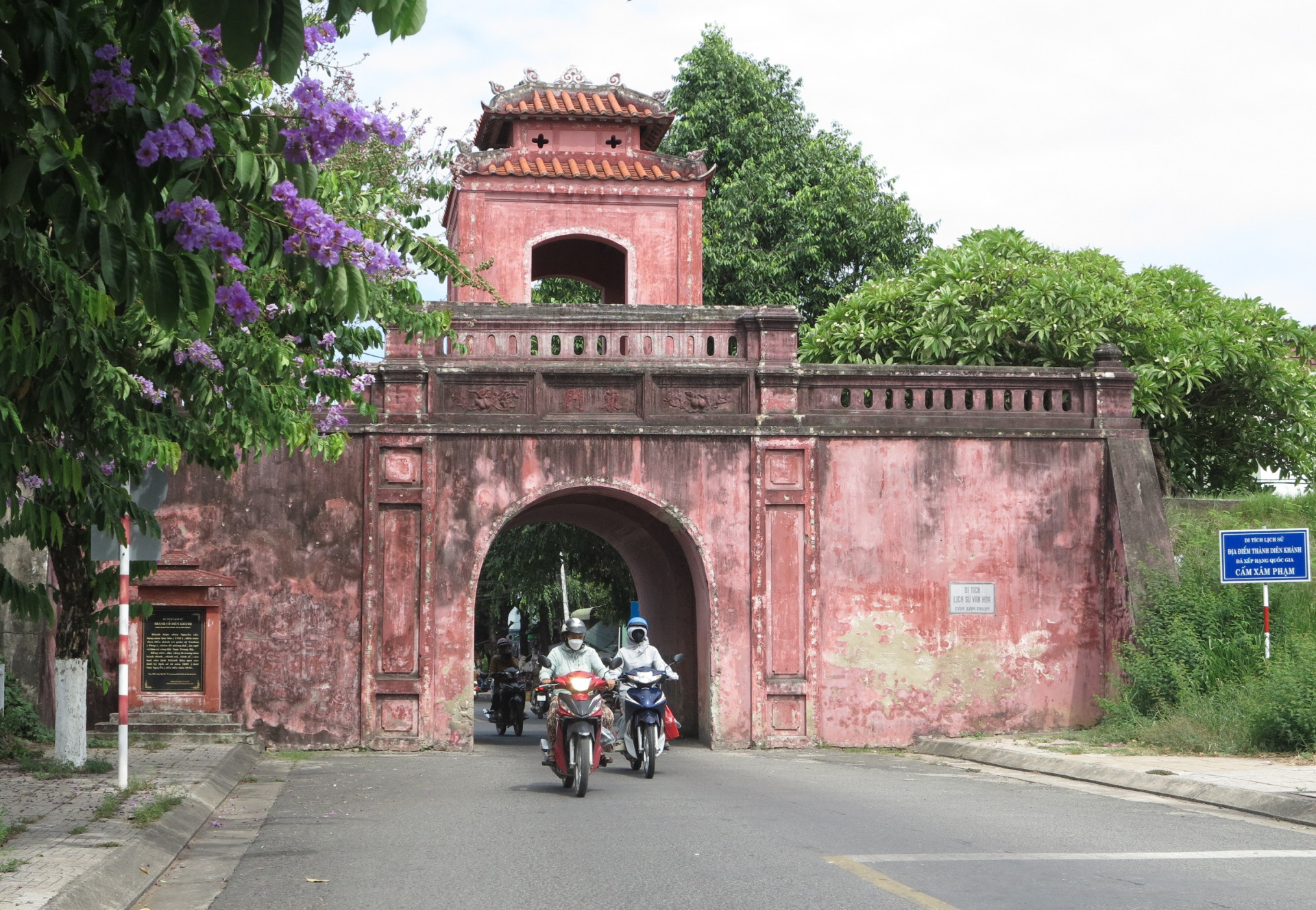 Cổng phía đông của Thành cổ Diên Khánh.