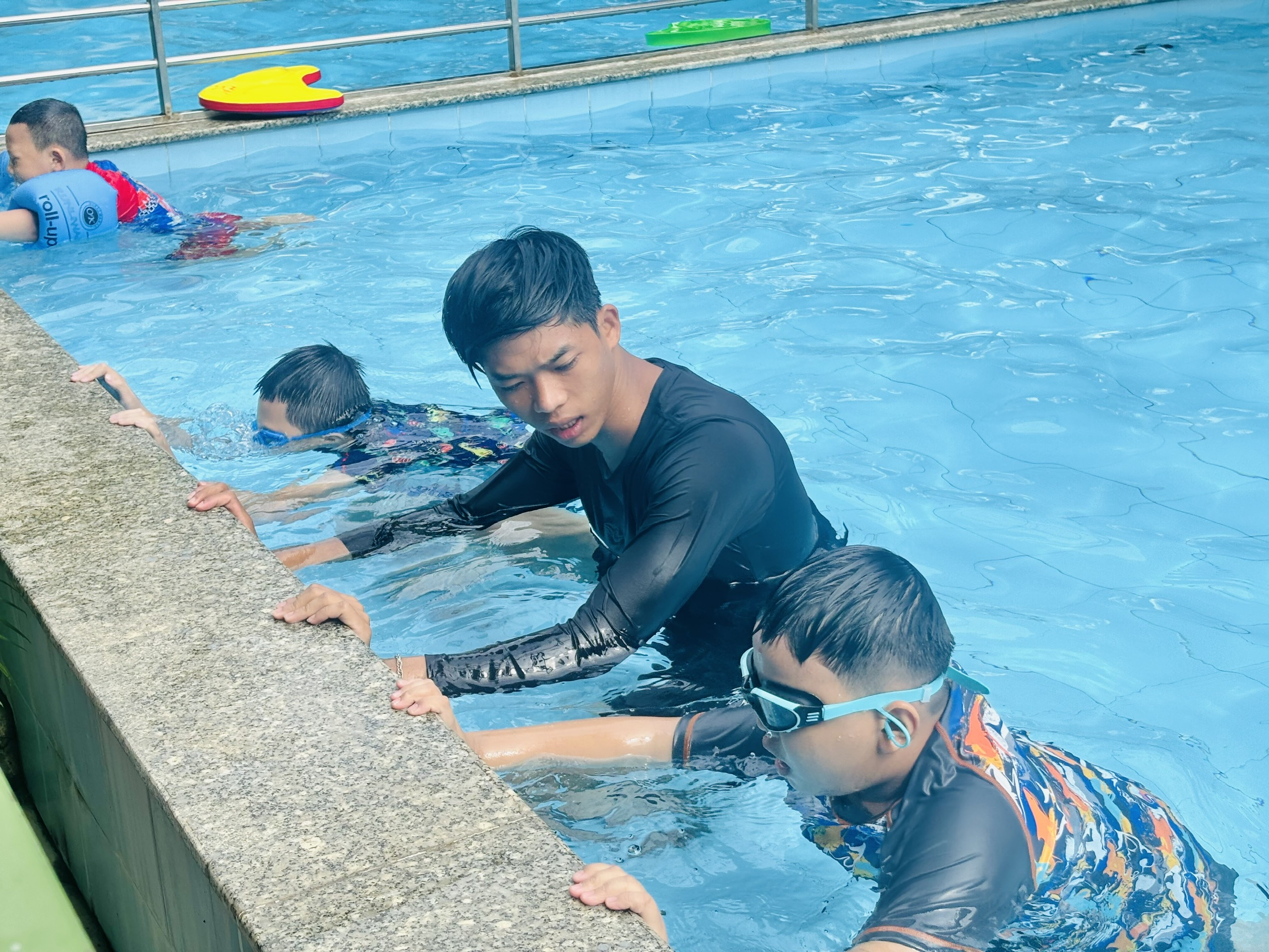 Công an tỉnh Khánh Hòa: Tổ chức lớp dạy bơi miễn phí cho học sinh