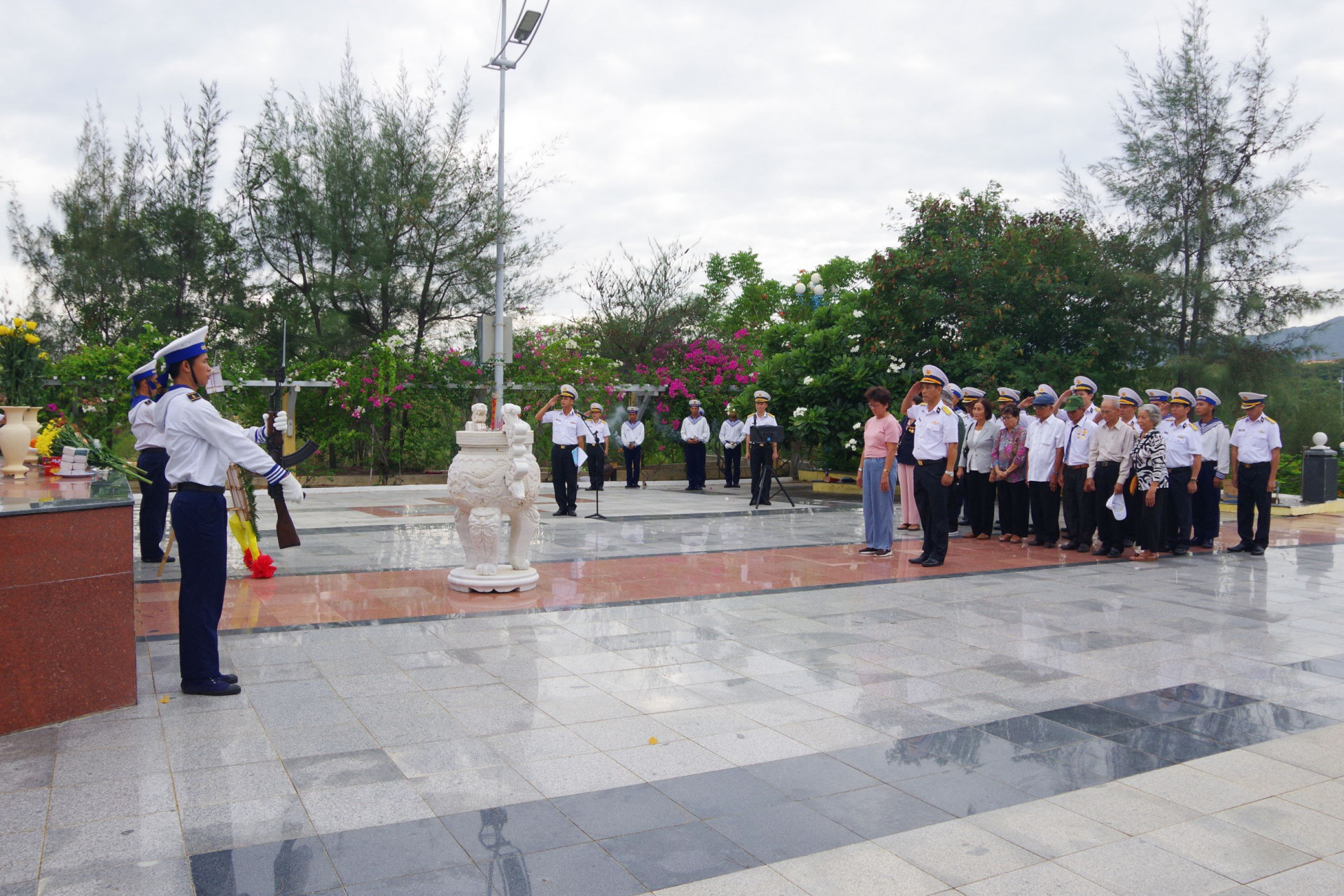 Cán bộ, chiến sĩ Trung đoàn 451 và các thương, bệnh binh dâng hương tại Đài tưởng niệm liệt sĩ tù chính trị Cam Ranh.