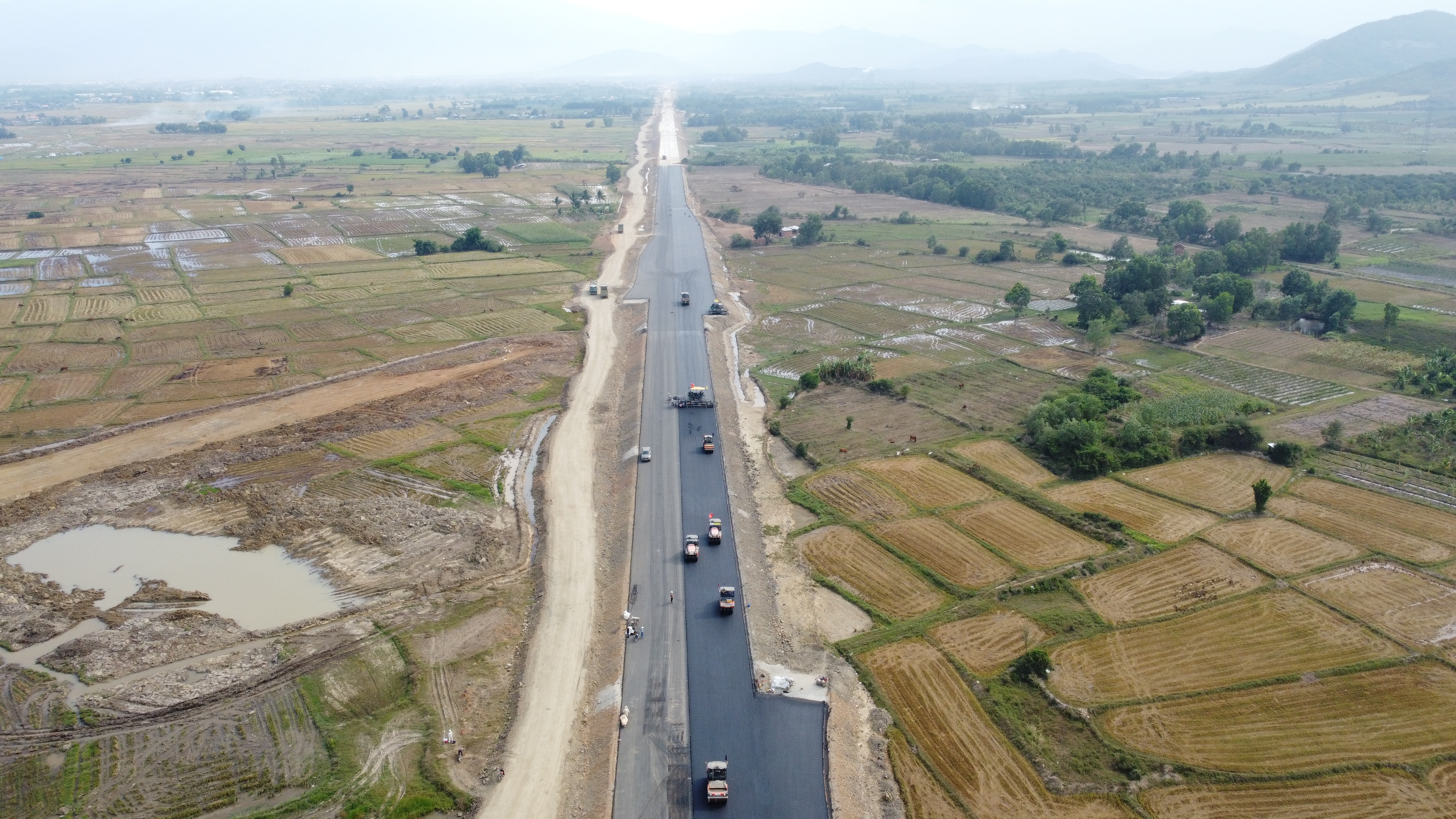 Người dân tự ý đi vào Dự án Cao tốc đường bộ Vân Phong - Nha Trang đang thi công