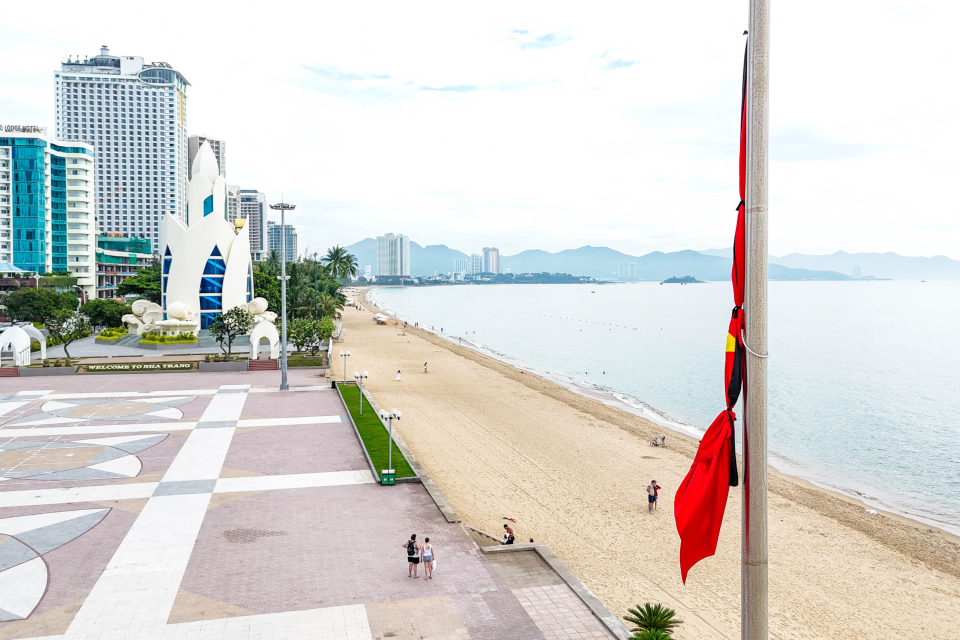 Tại Quảng trường 2 tháng 4 Nha Trang, cờ rủ đã được treo từ trước ngày diễn ra Quốc tang.