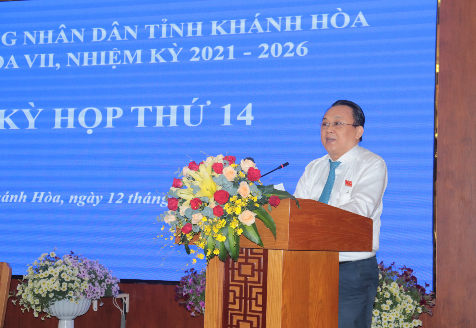 Ông Lê Hữu Hoàng - Phó Chủ tịch Thường trực UBND tỉnh trình bài báo cáo của UBND tỉnh