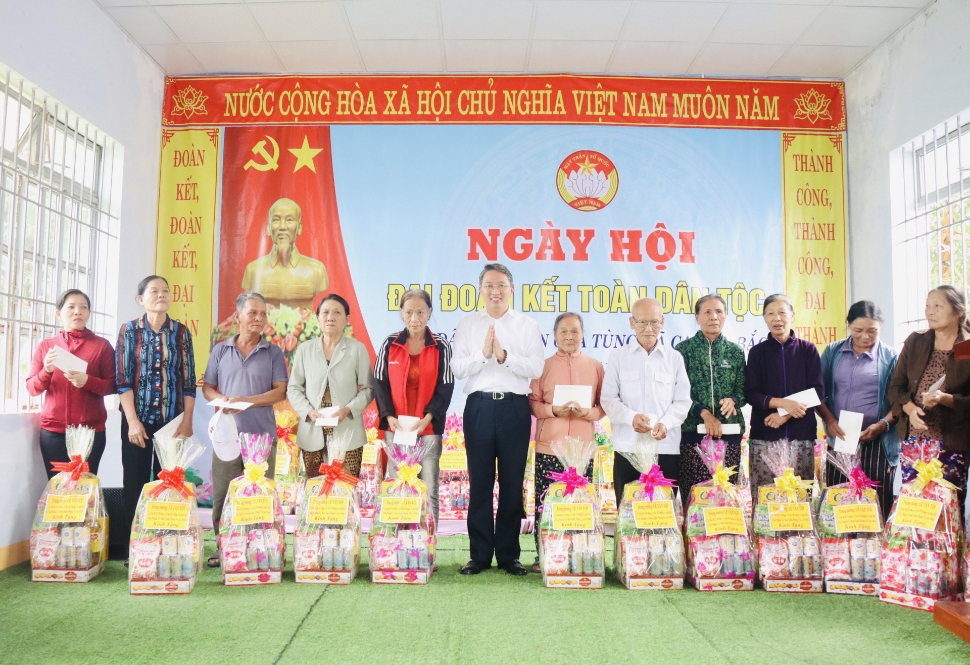 Đồng chí Nguyễn Hải Ninh - Ủy viên Trung ương Đảng, Bí thư Tỉnh ủy trao quà cho người nghèo thôn Cửa Tùng, xã Cam An Bắc, huyện Cam Lâm tại tại Ngày hội Đại đoàn kết toàn dân tộc năm 2023