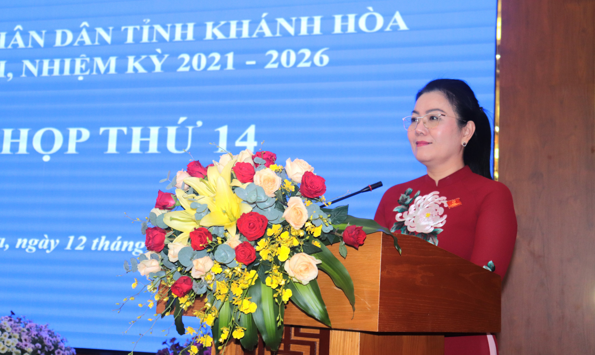 Bà Phạm Thị Xuân Trang trình bày báo cáo của Thường trực HĐND tỉnh